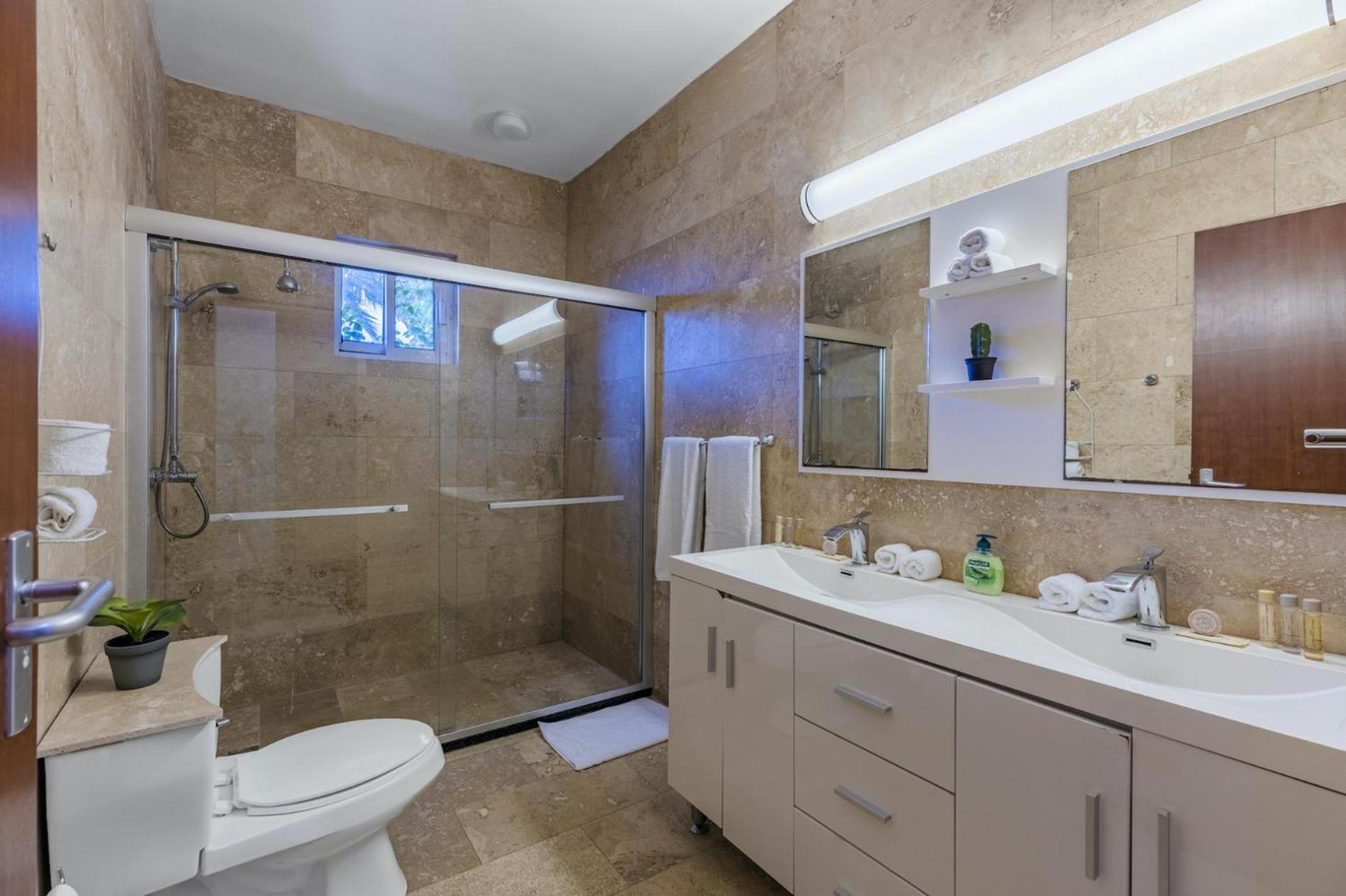 4 Bedrooms modern Condo at walking distance from Eagle beach