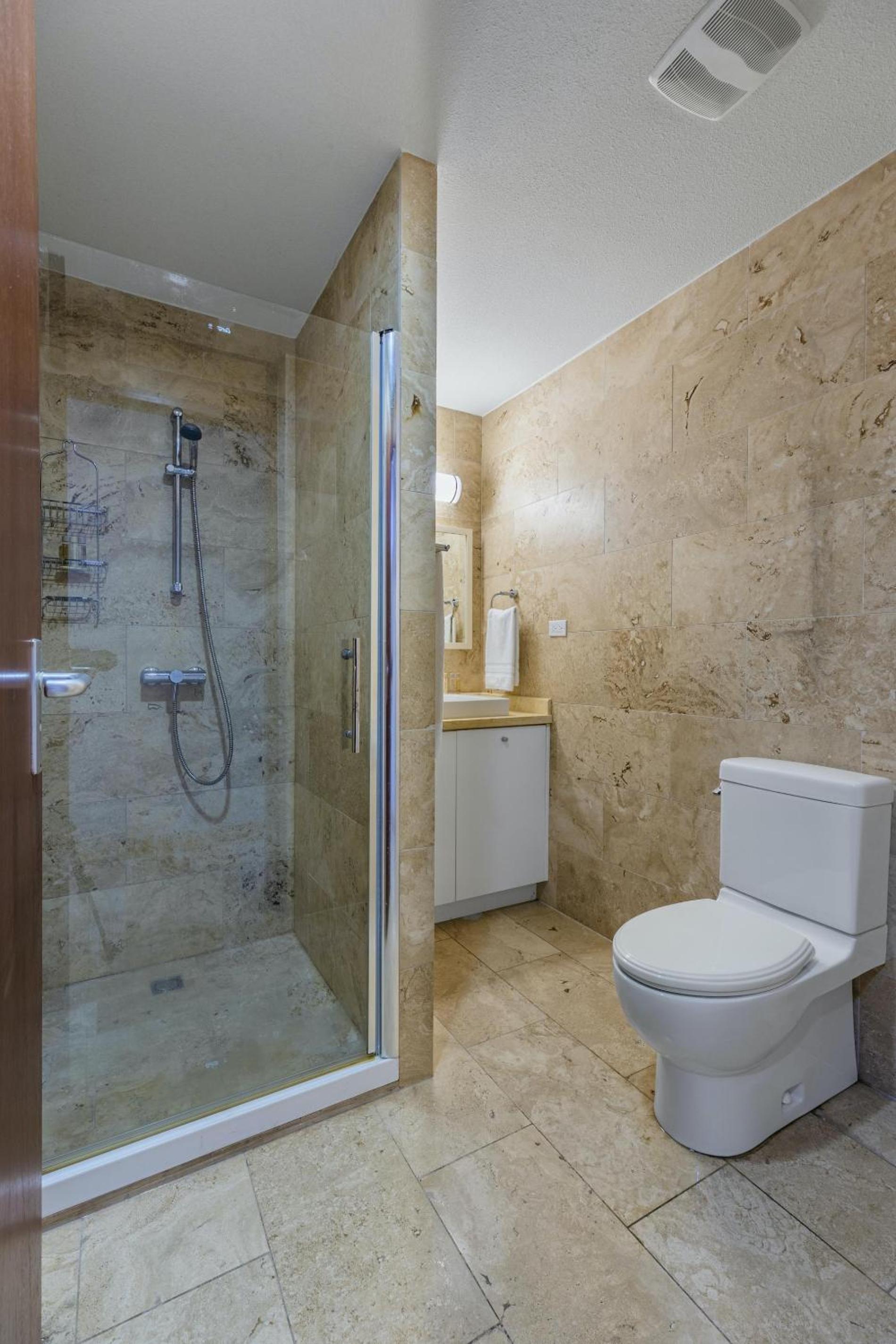 4 Bedrooms modern Condo at walking distance from Eagle beach