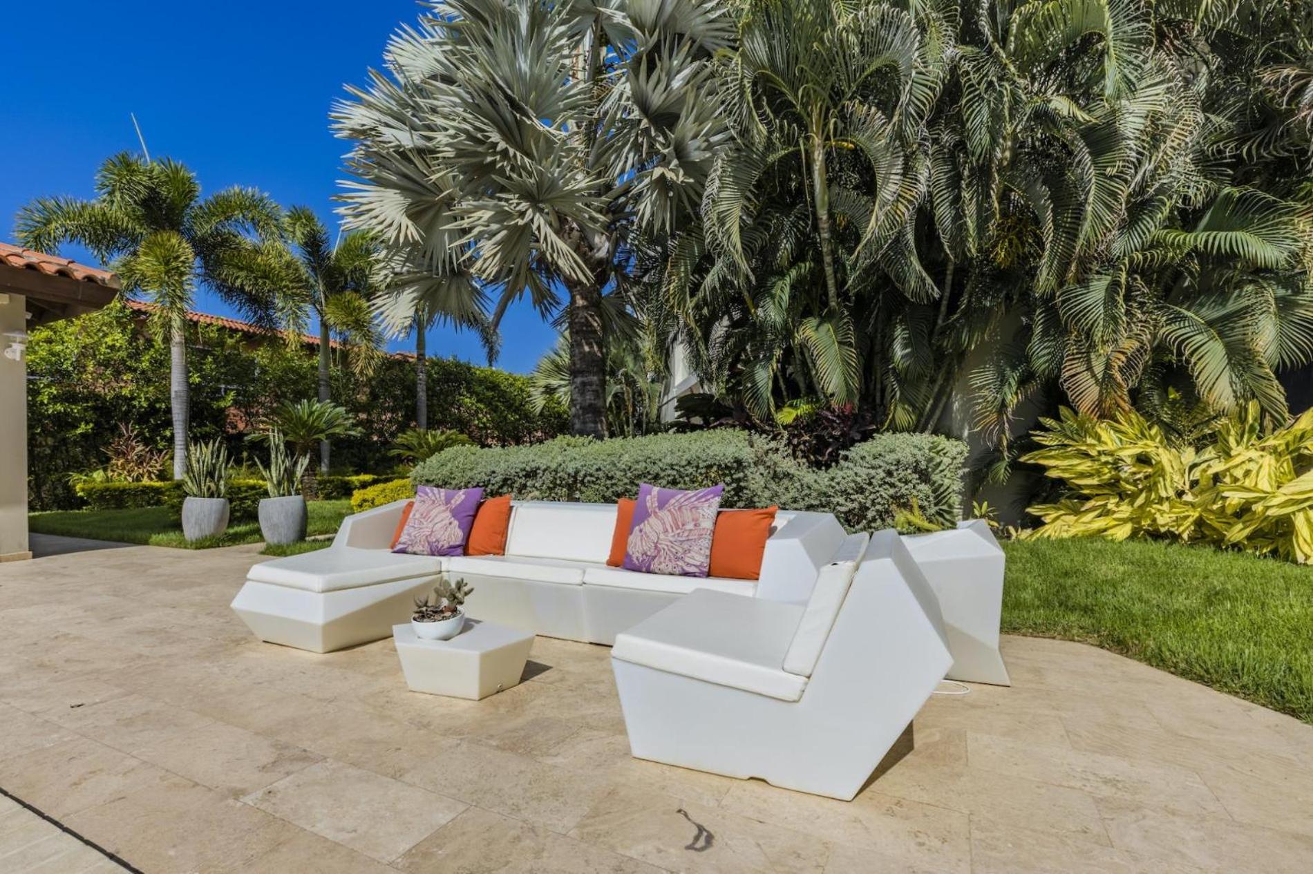 4 Bedrooms modern Condo at walking distance from Eagle beach
