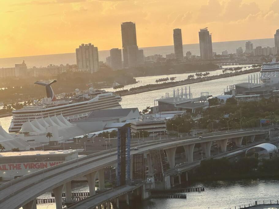 Magic Miami Penthouse Balcony, Insane Ocean & City Views Luxury,Pool,Spa,Gym