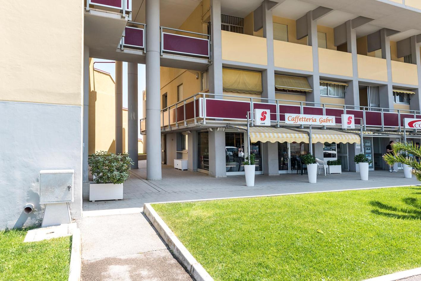 SE013 - Senigallia, ampio monolocale fronte mare al residence Piramidi view 3