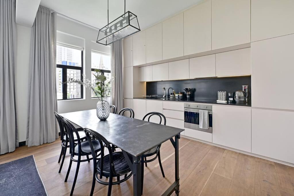 2Bed Gem in Historic Green Market Square