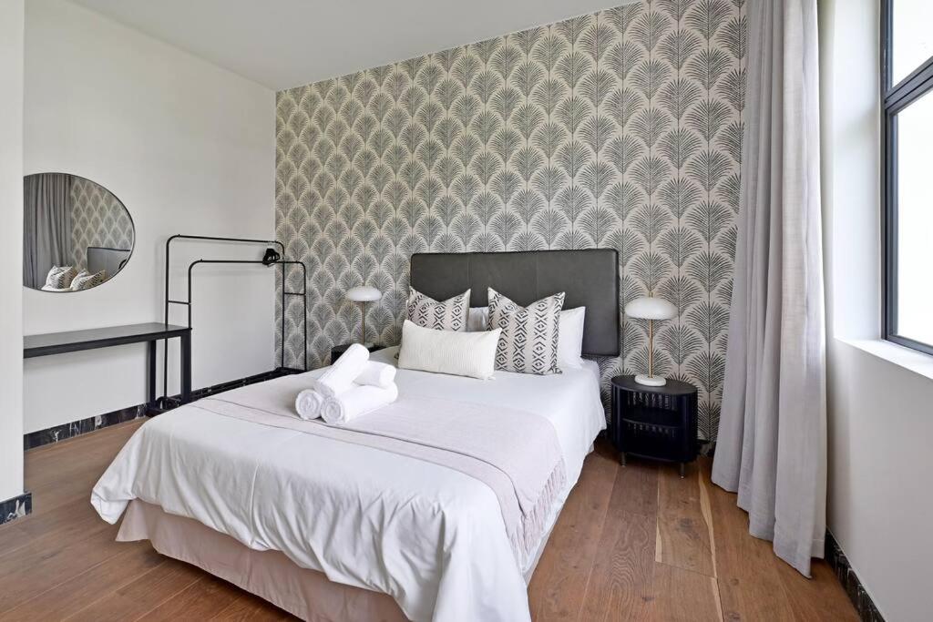 2Bed Gem in Historic Green Market Square