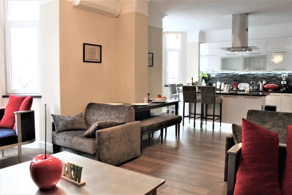 The Cambridge Suite apartment