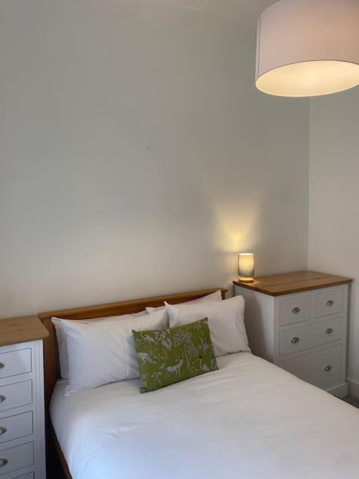 3 Smithhills Paisley central spacious sleeps 4 view 5