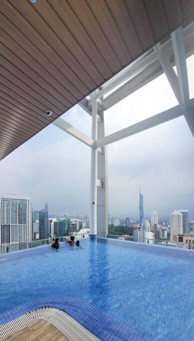COL 93A 2Queen bed Balcony KLCC View Family Suites