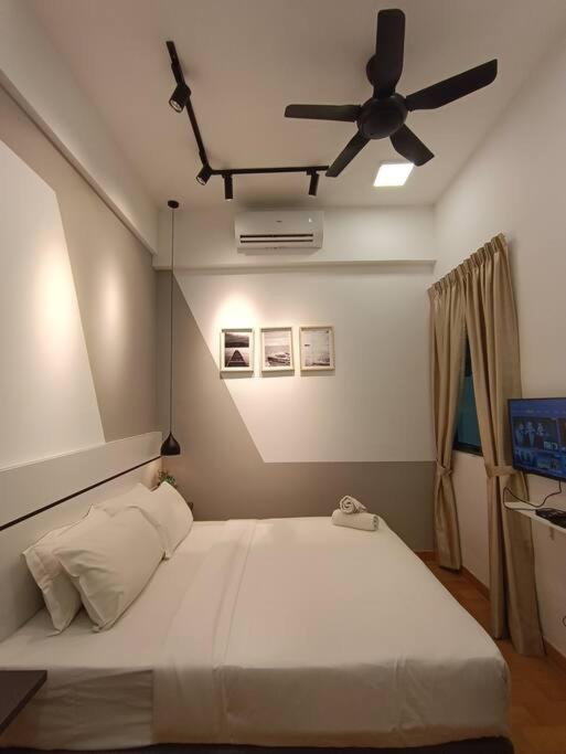 LUX 36B Studio with KLCC Infinity Pool View