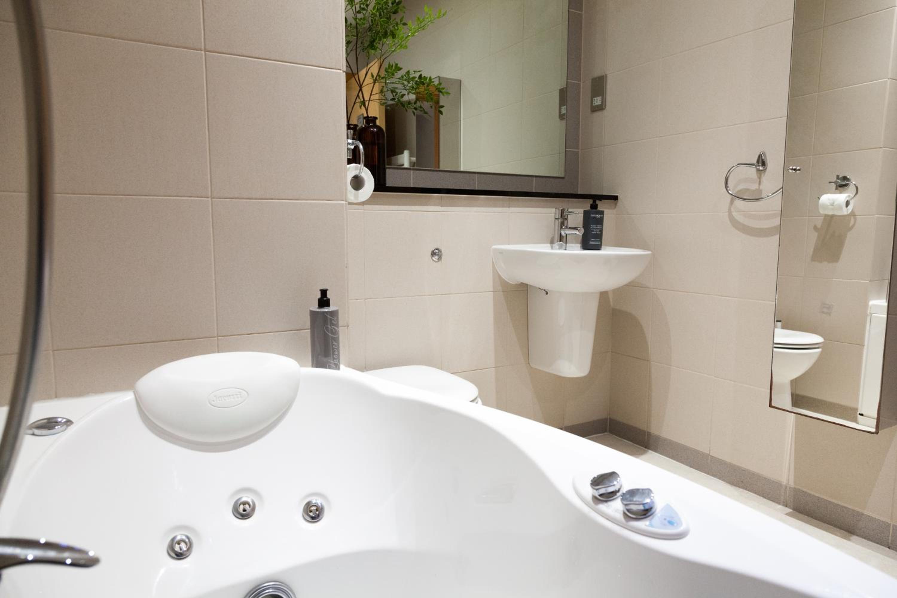 Weekly & Monthly stays in Penthouse for Contractors or Leisure Single or Superking beds available