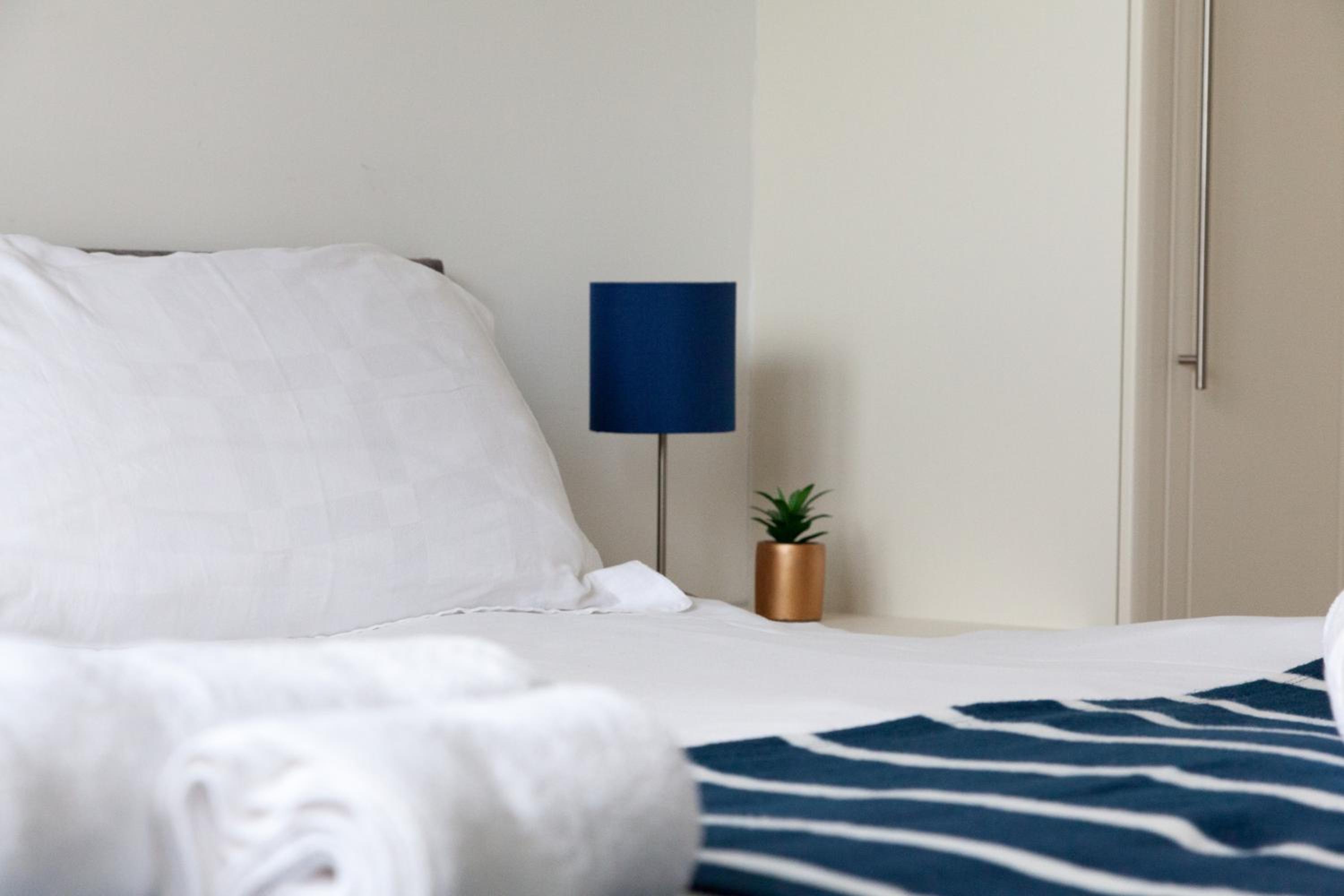 Weekly & Monthly stays in Penthouse for Contractors or Leisure Single or Superking beds available