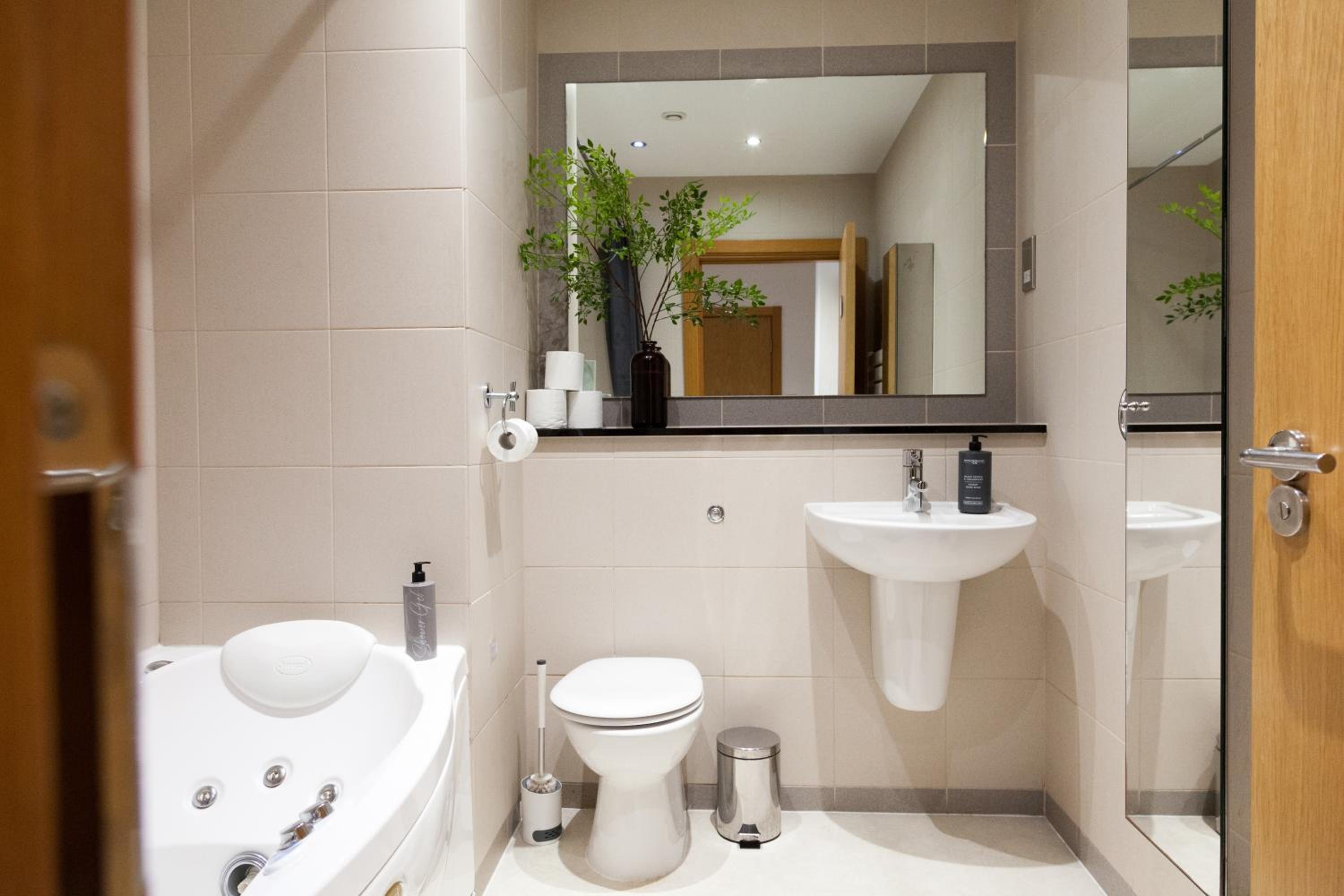 Weekly & Monthly stays in Penthouse for Contractors or Leisure Single or Superking beds available