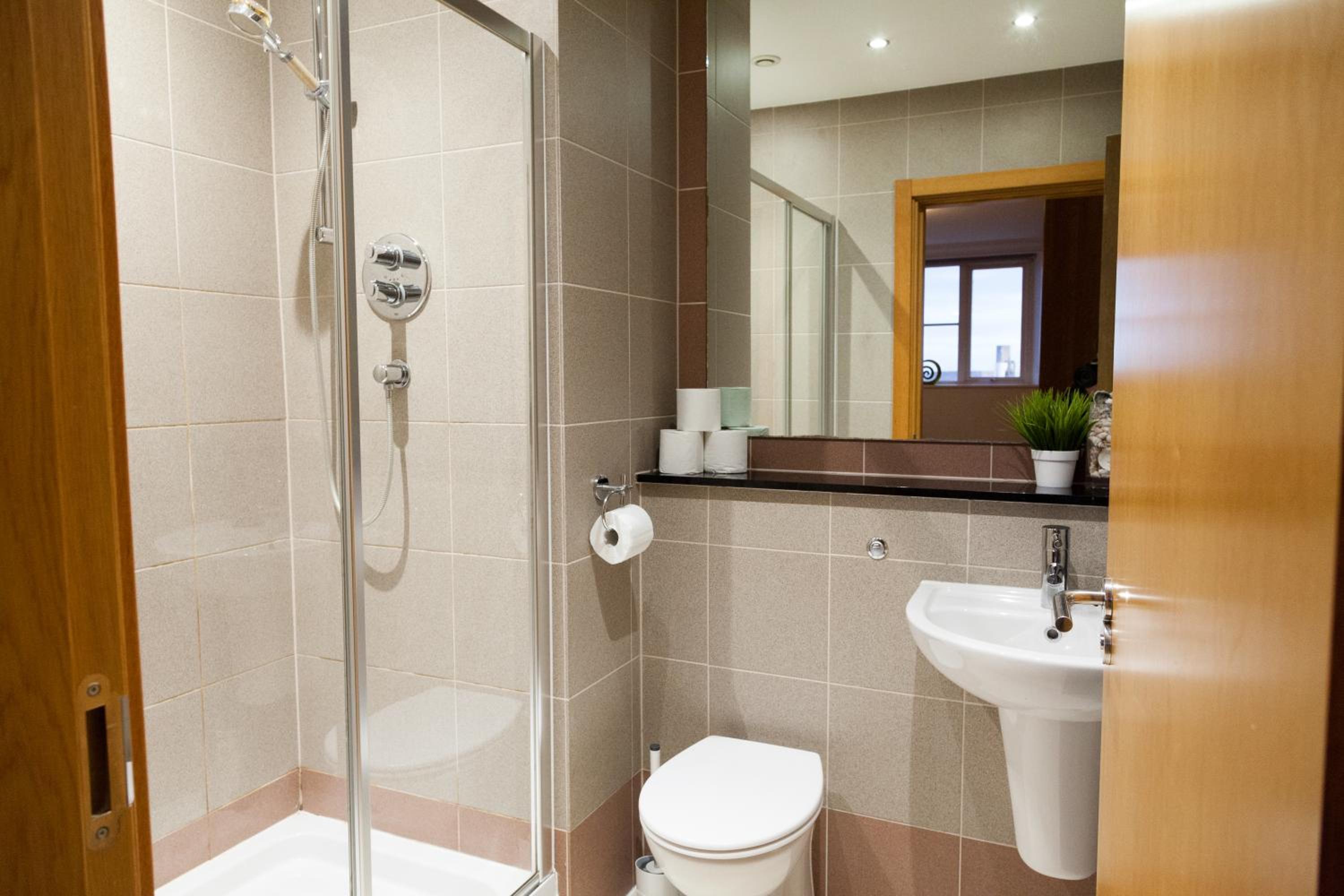 Weekly & Monthly stays in Penthouse for Contractors or Leisure Single or Superking beds available