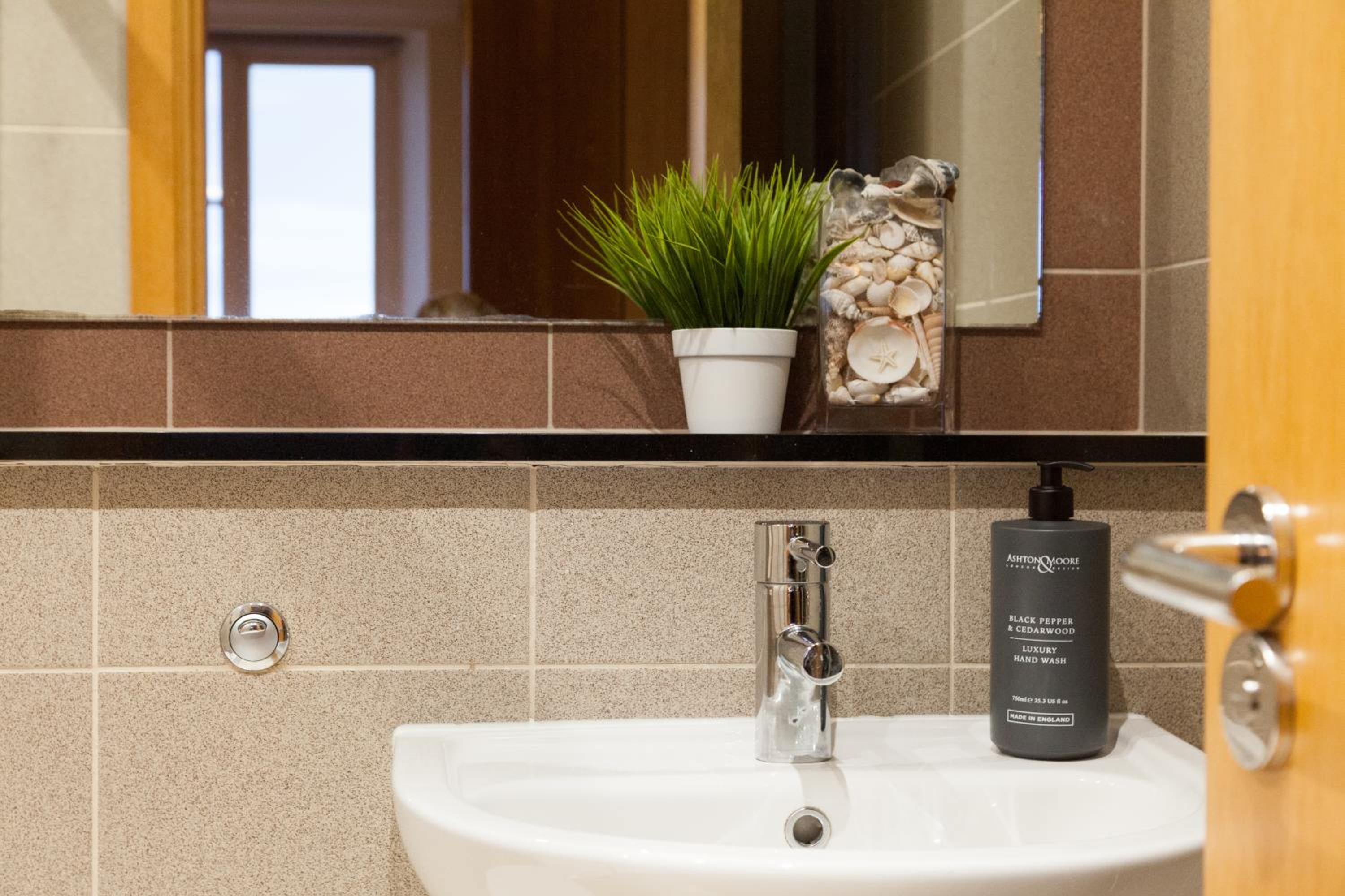 Weekly & Monthly stays in Penthouse for Contractors or Leisure Single or Superking beds available