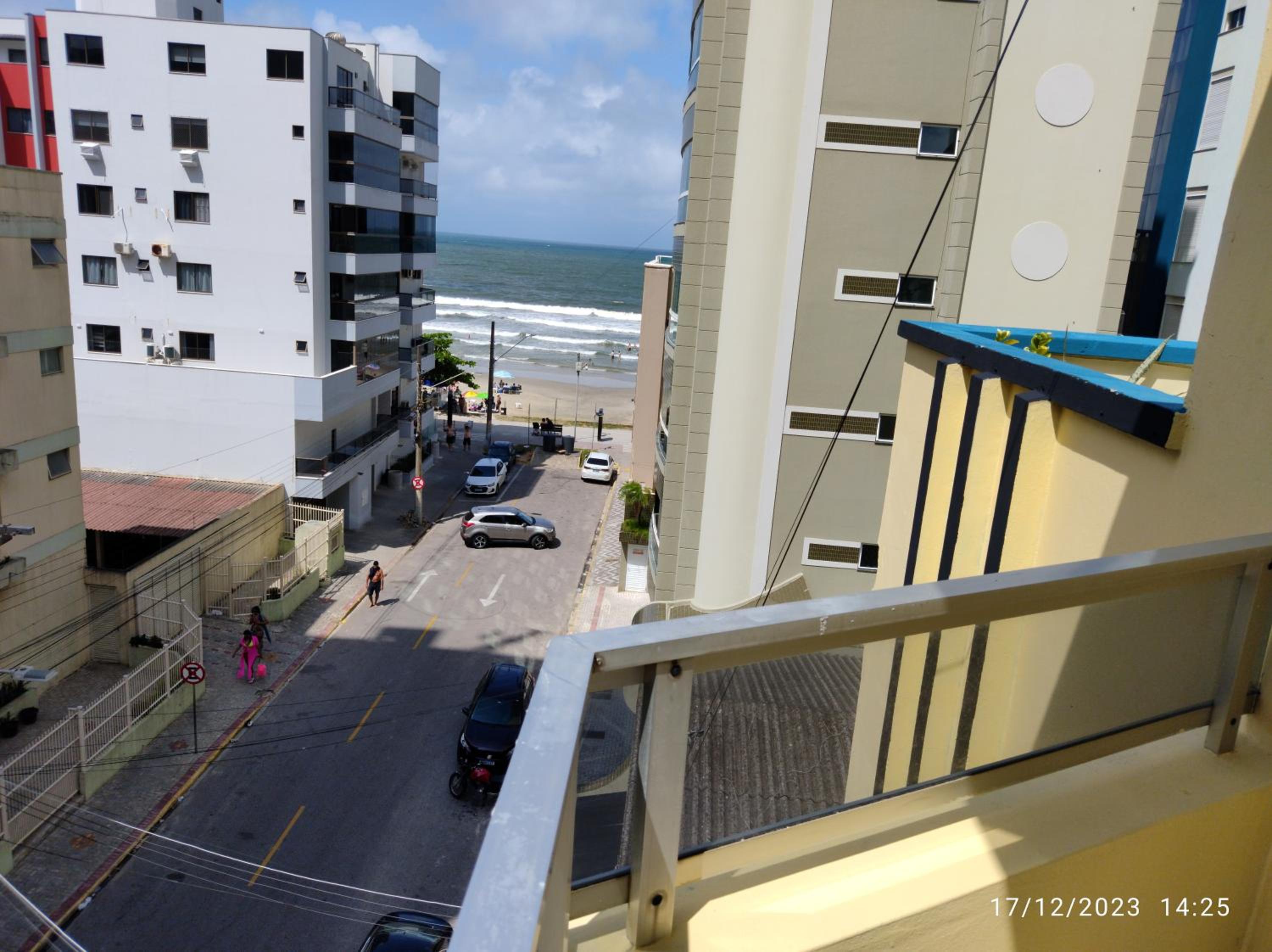 Cobertura com ótima vista para praia, no centro de Meia-Praia Itapema-SC