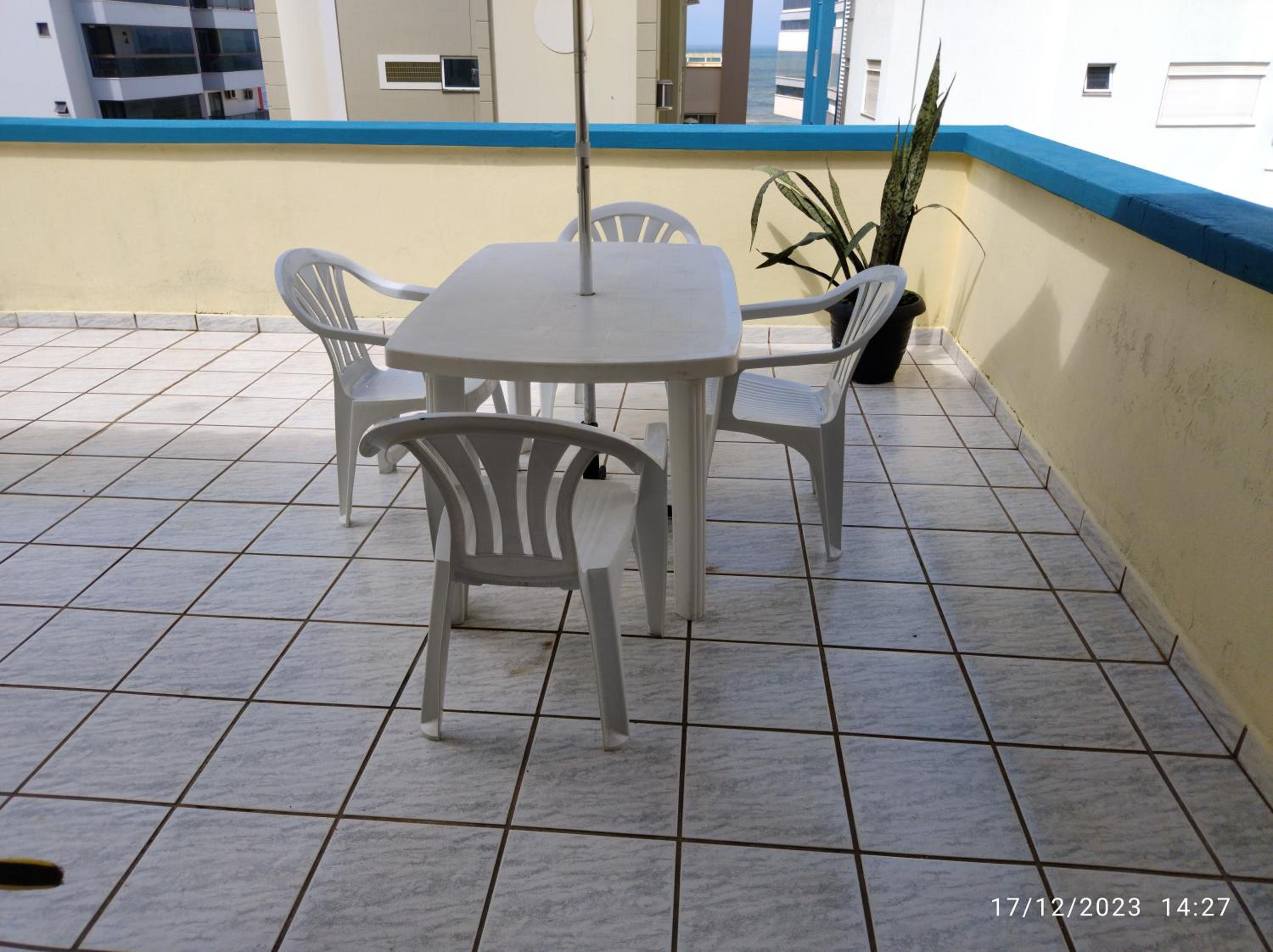 Cobertura com ótima vista para praia, no centro de Meia-Praia Itapema-SC