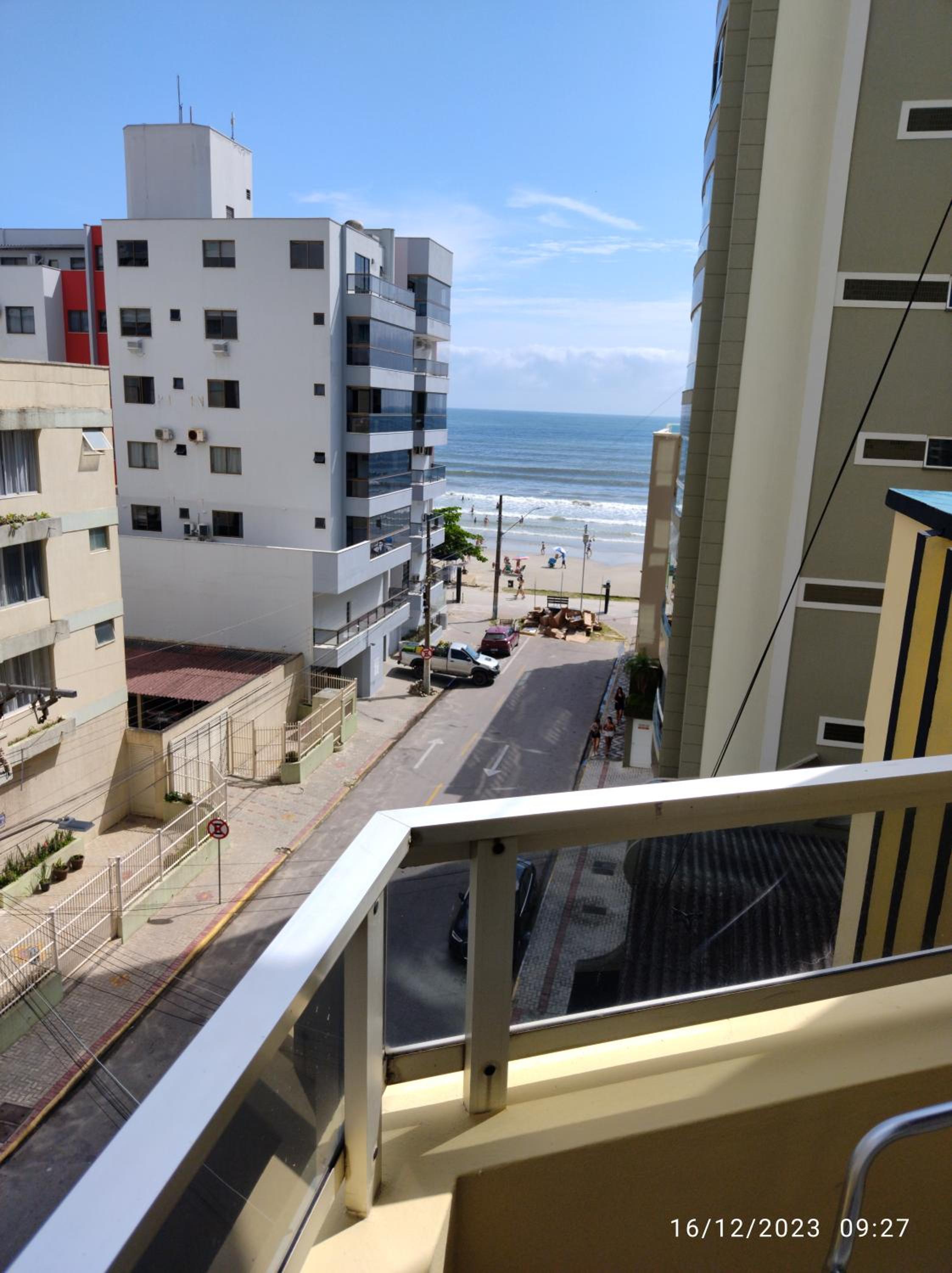 Cobertura com ótima vista para praia, no centro de Meia-Praia Itapema-SC