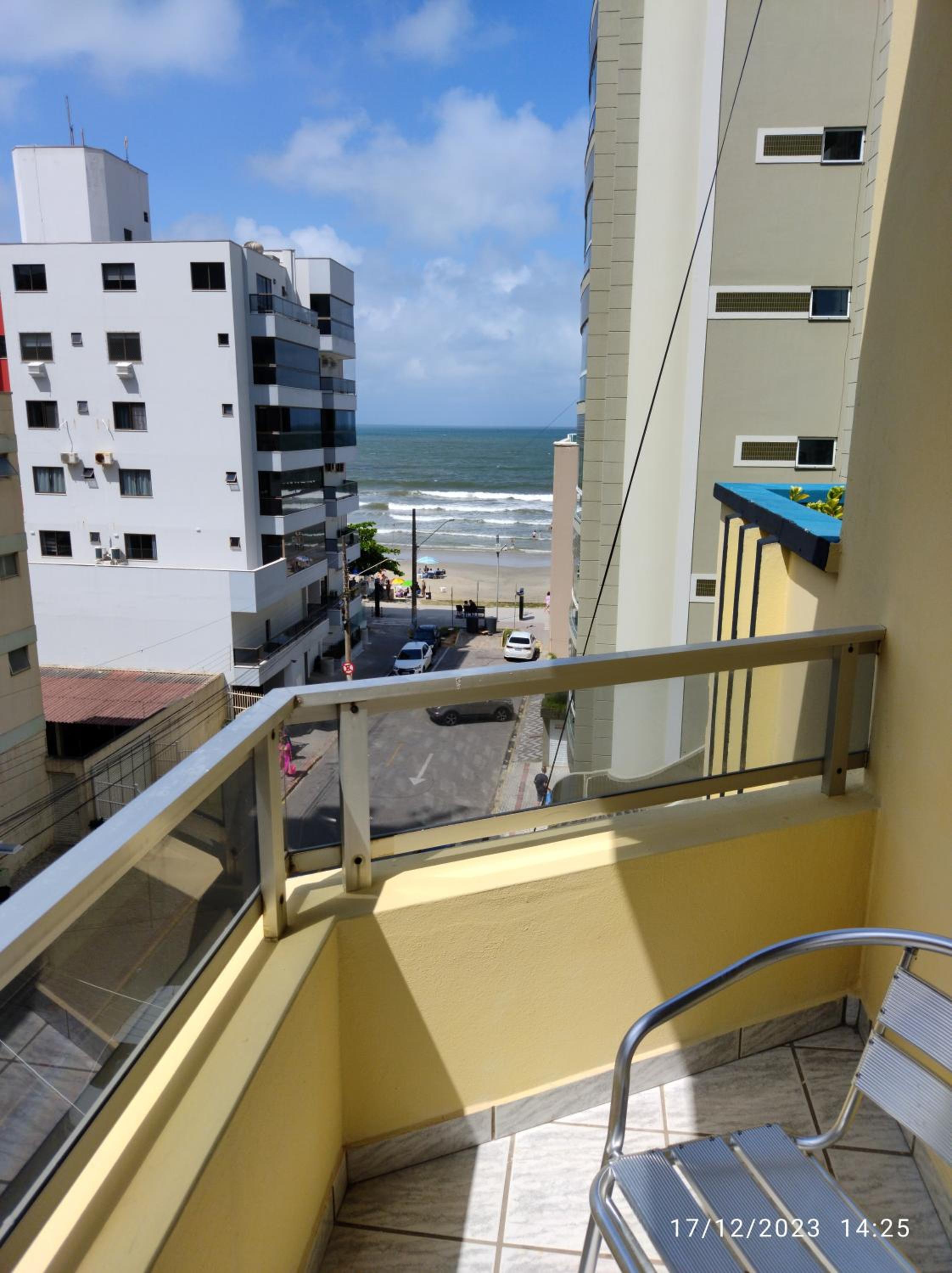 Cobertura com ótima vista para praia, no centro de Meia-Praia Itapema-SC