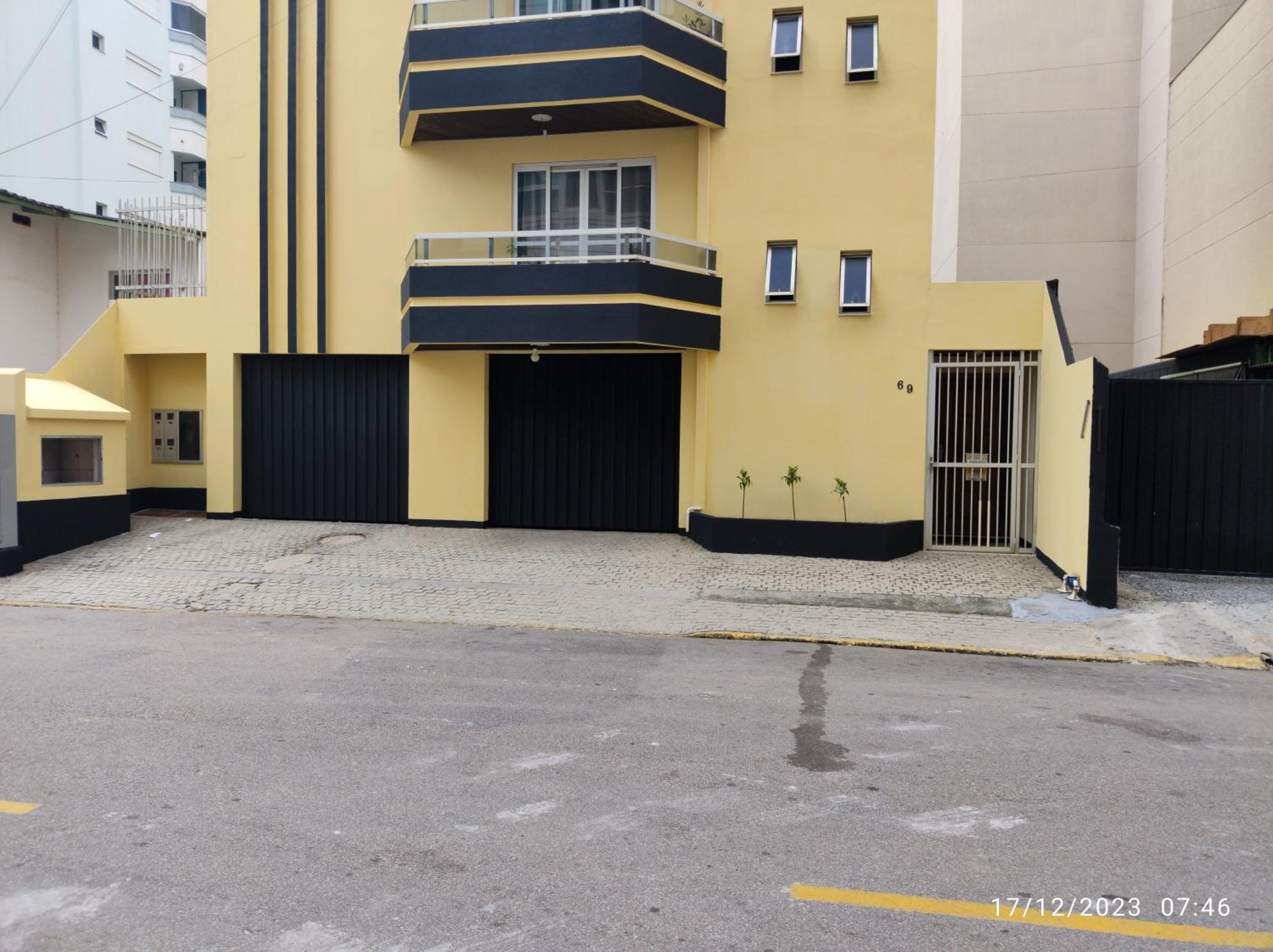 Cobertura com ótima vista para praia, no centro de Meia-Praia Itapema-SC