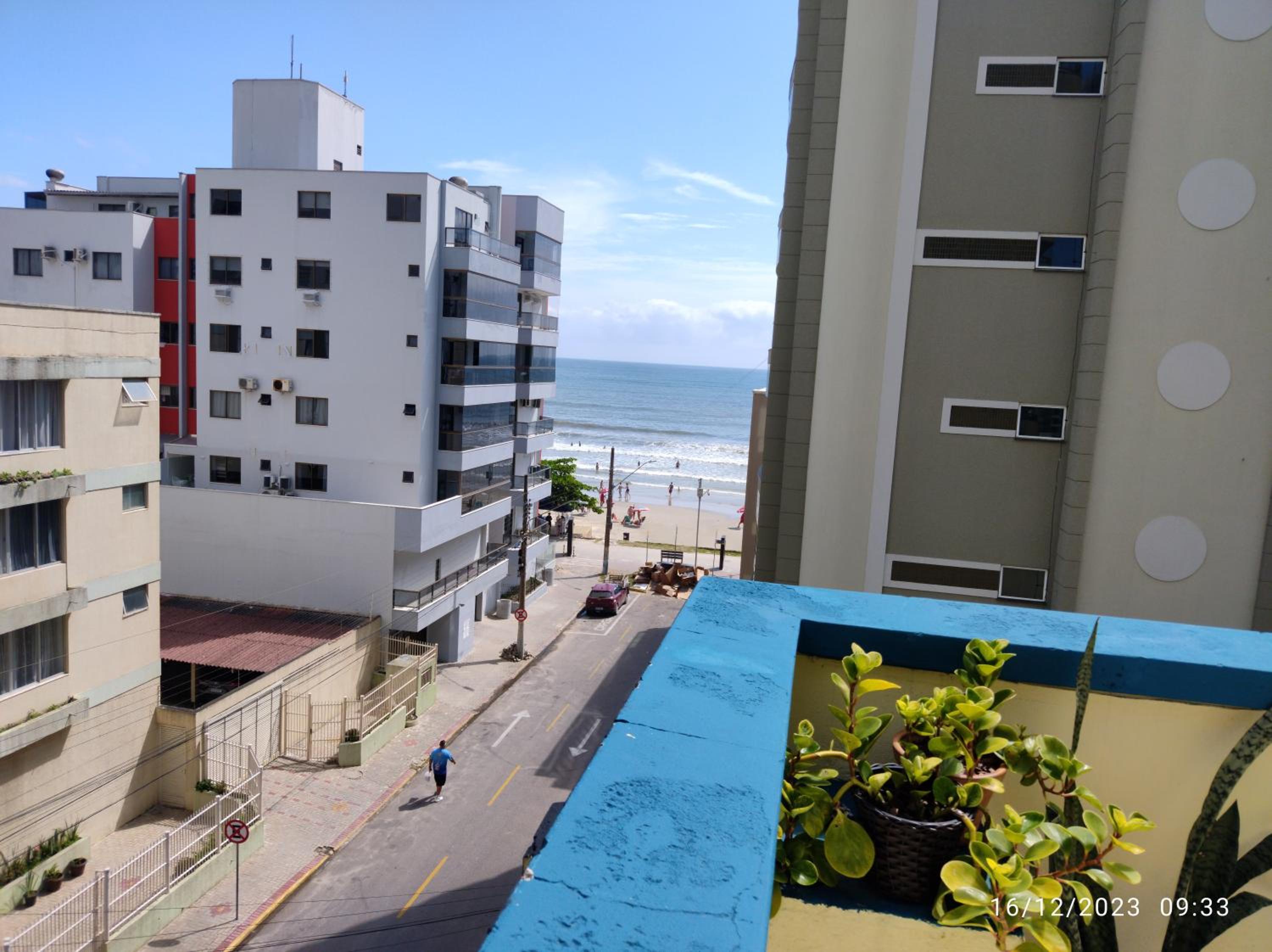 Cobertura com ótima vista para praia, no centro de Meia-Praia Itapema-SC
