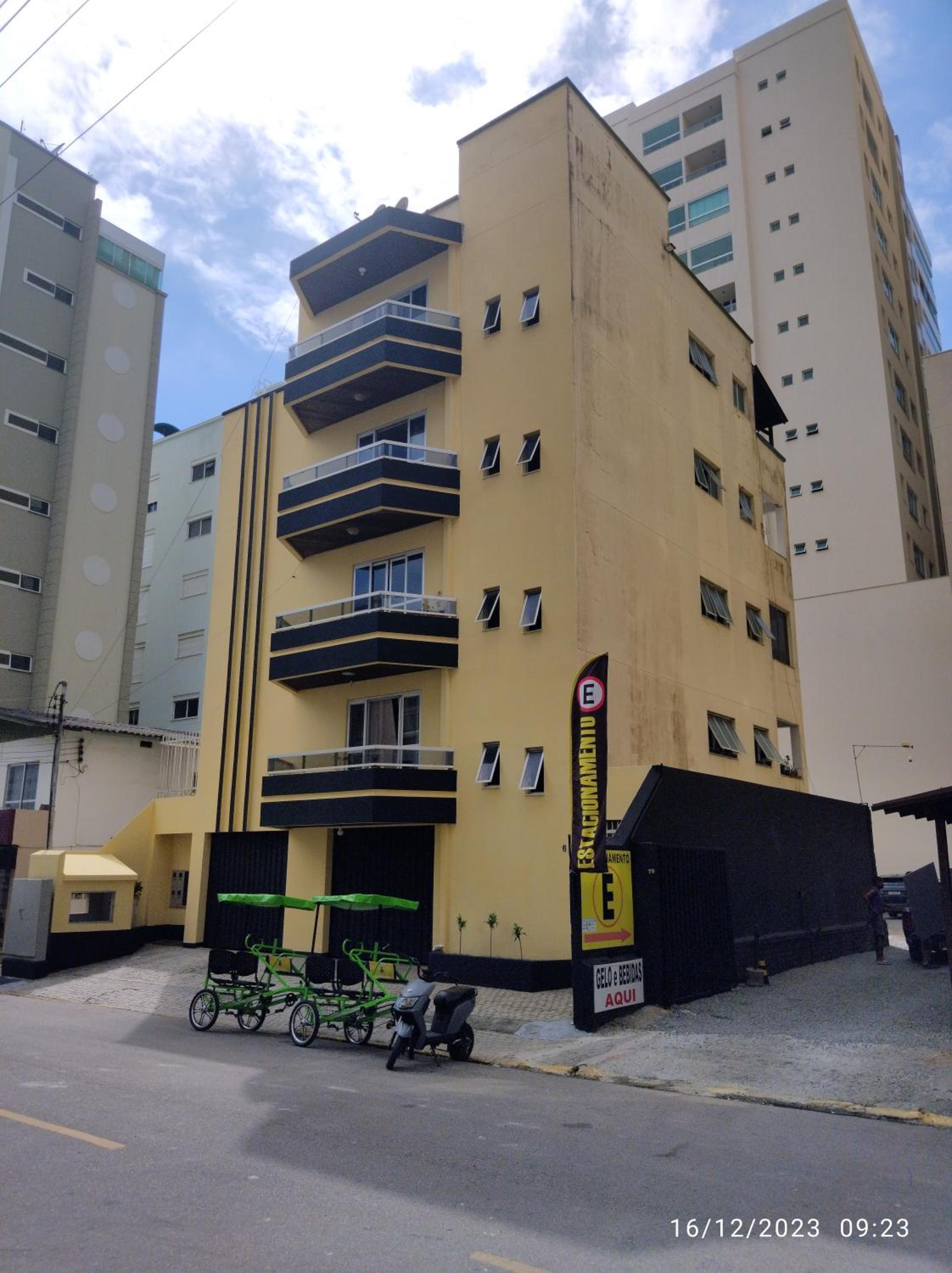 Cobertura com ótima vista para praia, no centro de Meia-Praia Itapema-SC
