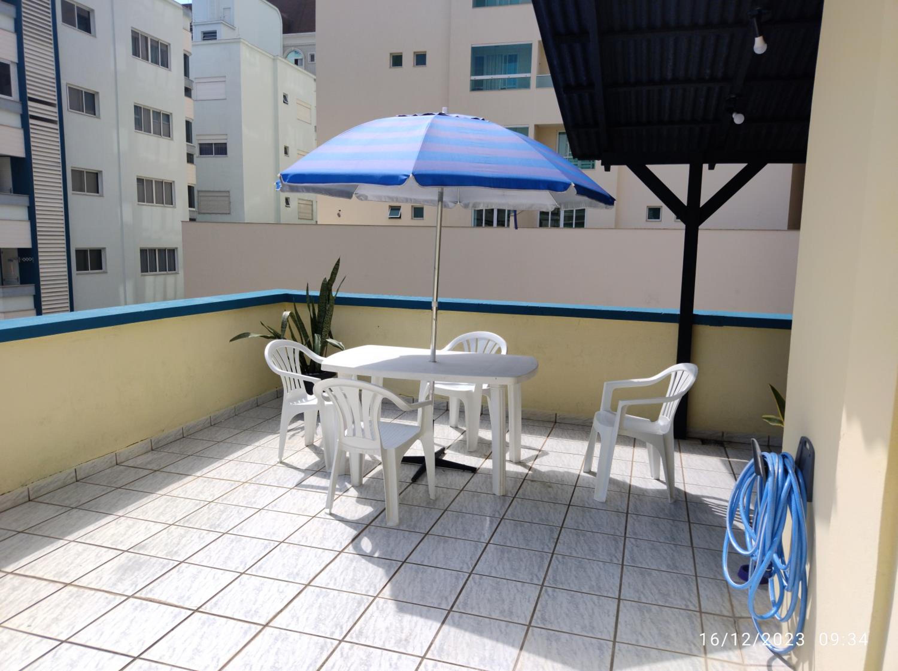 Cobertura com ótima vista para praia, no centro de Meia-Praia Itapema-SC
