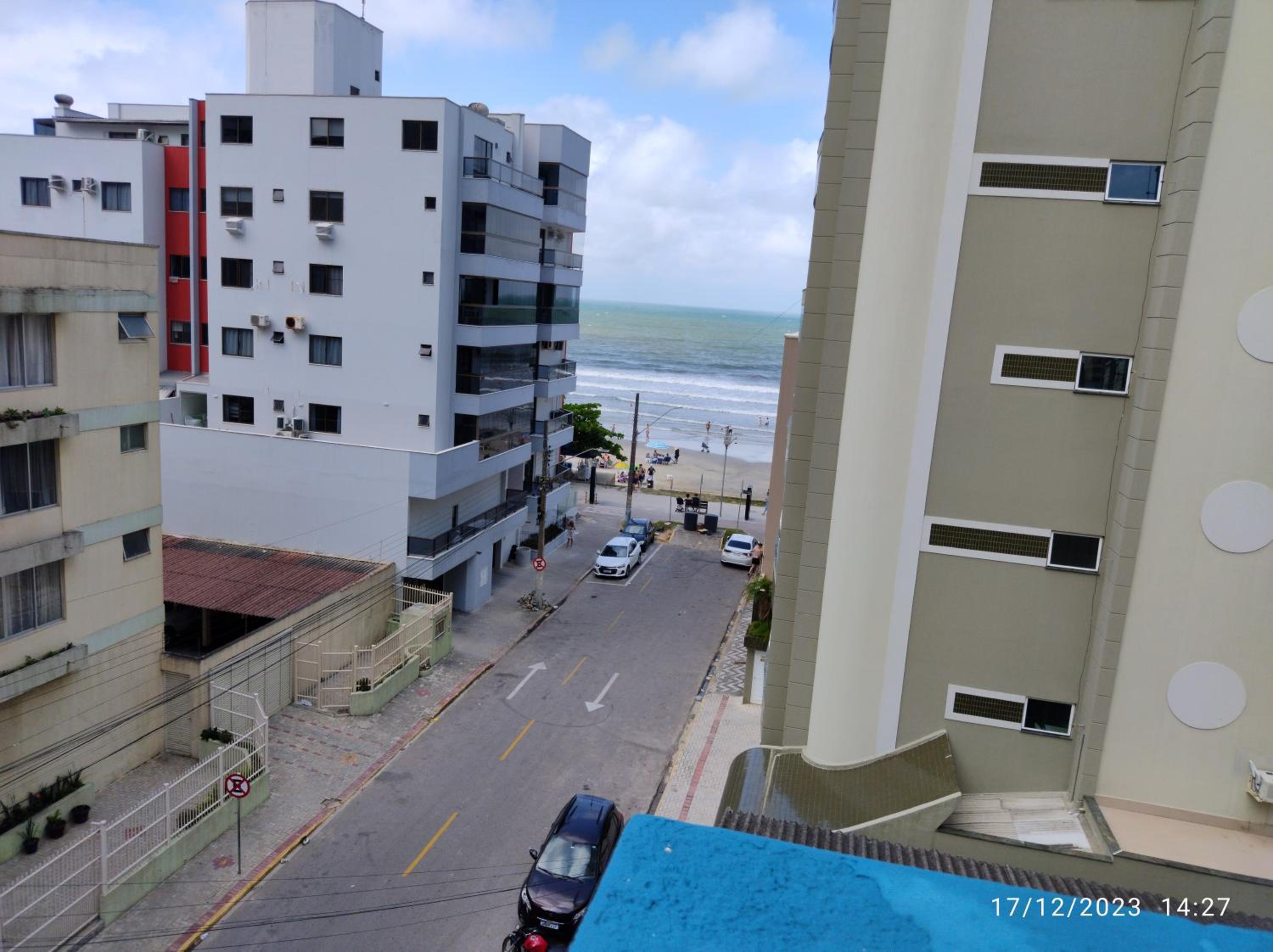 Cobertura com ótima vista para praia, no centro de Meia-Praia Itapema-SC