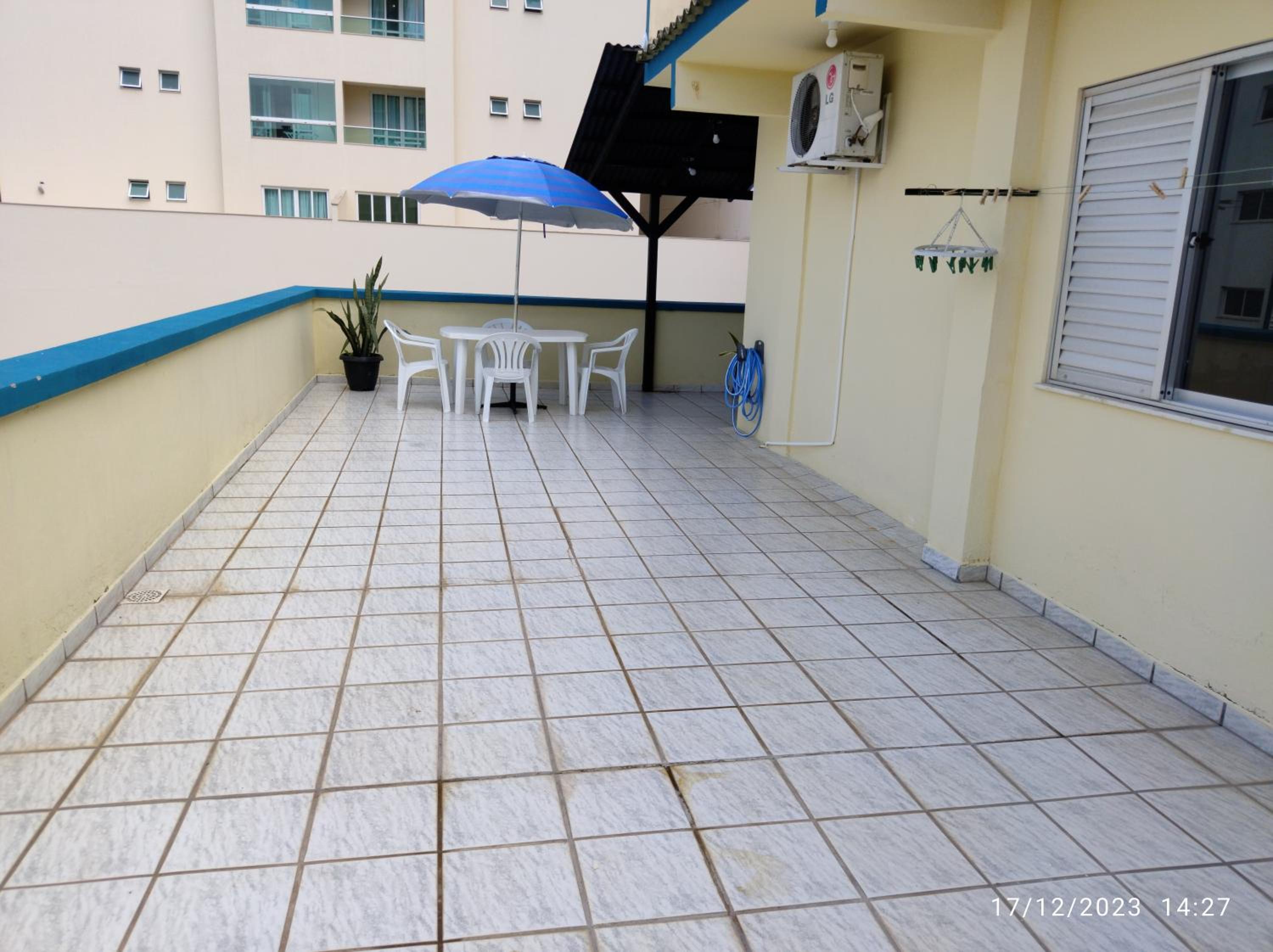 Cobertura com ótima vista para praia, no centro de Meia-Praia Itapema-SC