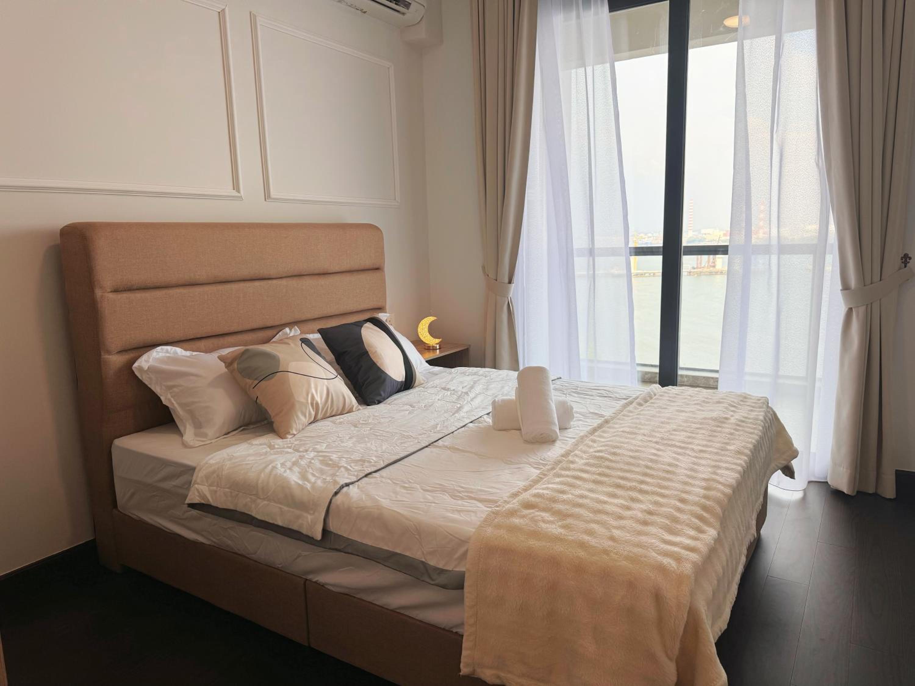 TheBess Hotel Tokyo is located adjacent to Singapore and offers a sea viewIt is a family business smart room with the sea view of Princess Bay富力公主湾