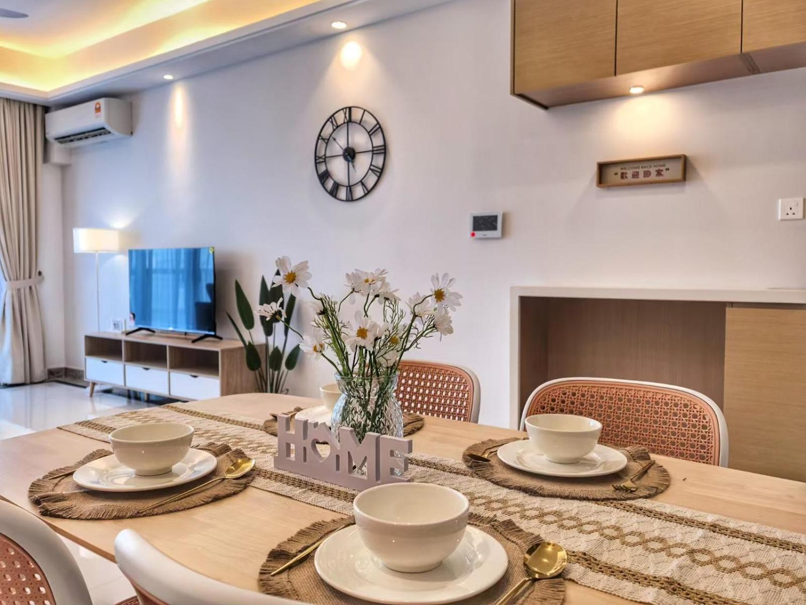 TheBess Hotel Tokyo is located adjacent to Singapore and offers a sea viewIt is a family business smart room with the sea view of Princess Bay富力公主湾