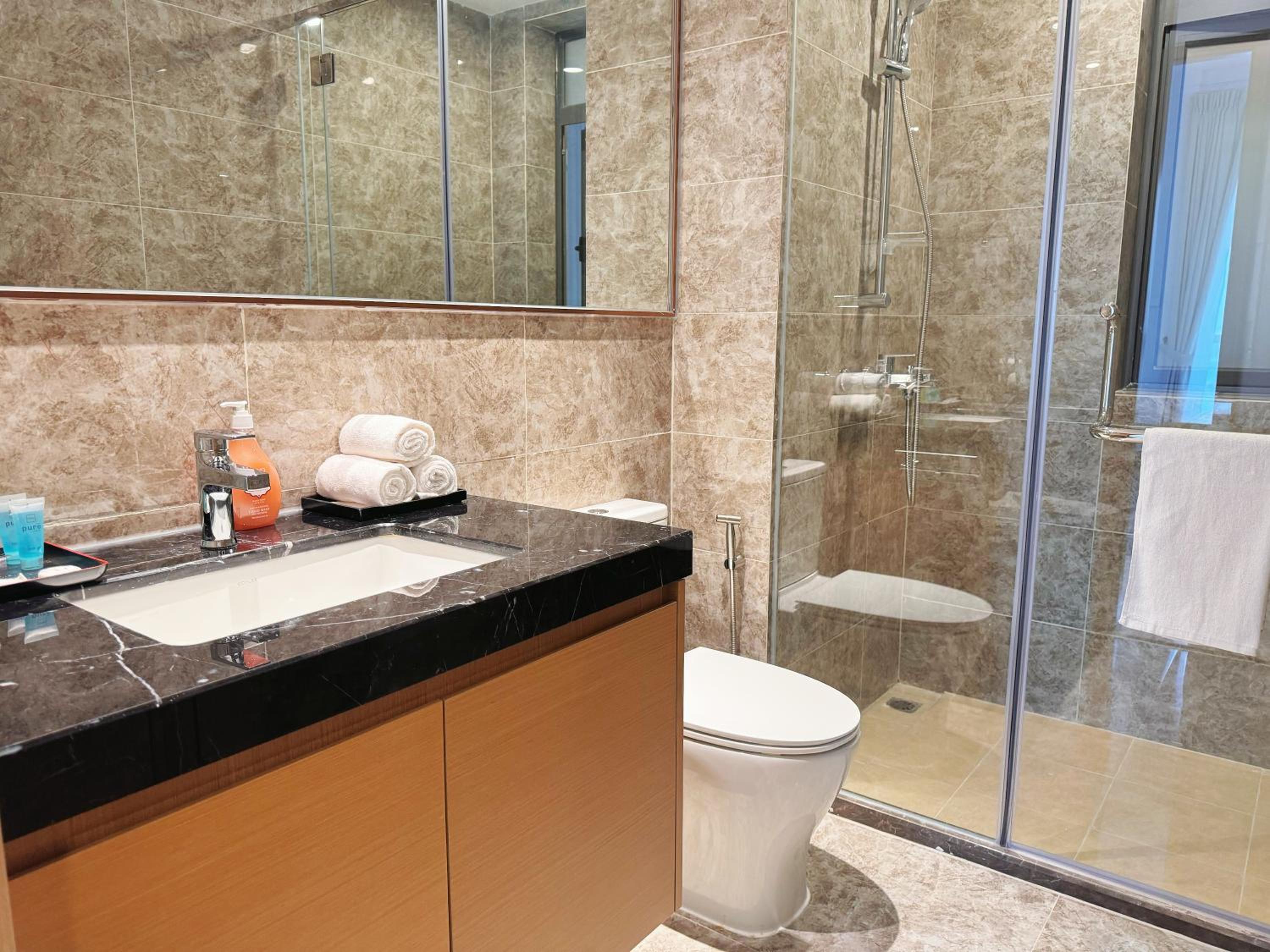 TheBess Hotel Tokyo is located adjacent to Singapore and offers a sea viewIt is a family business smart room with the sea view of Princess Bay富力公主湾