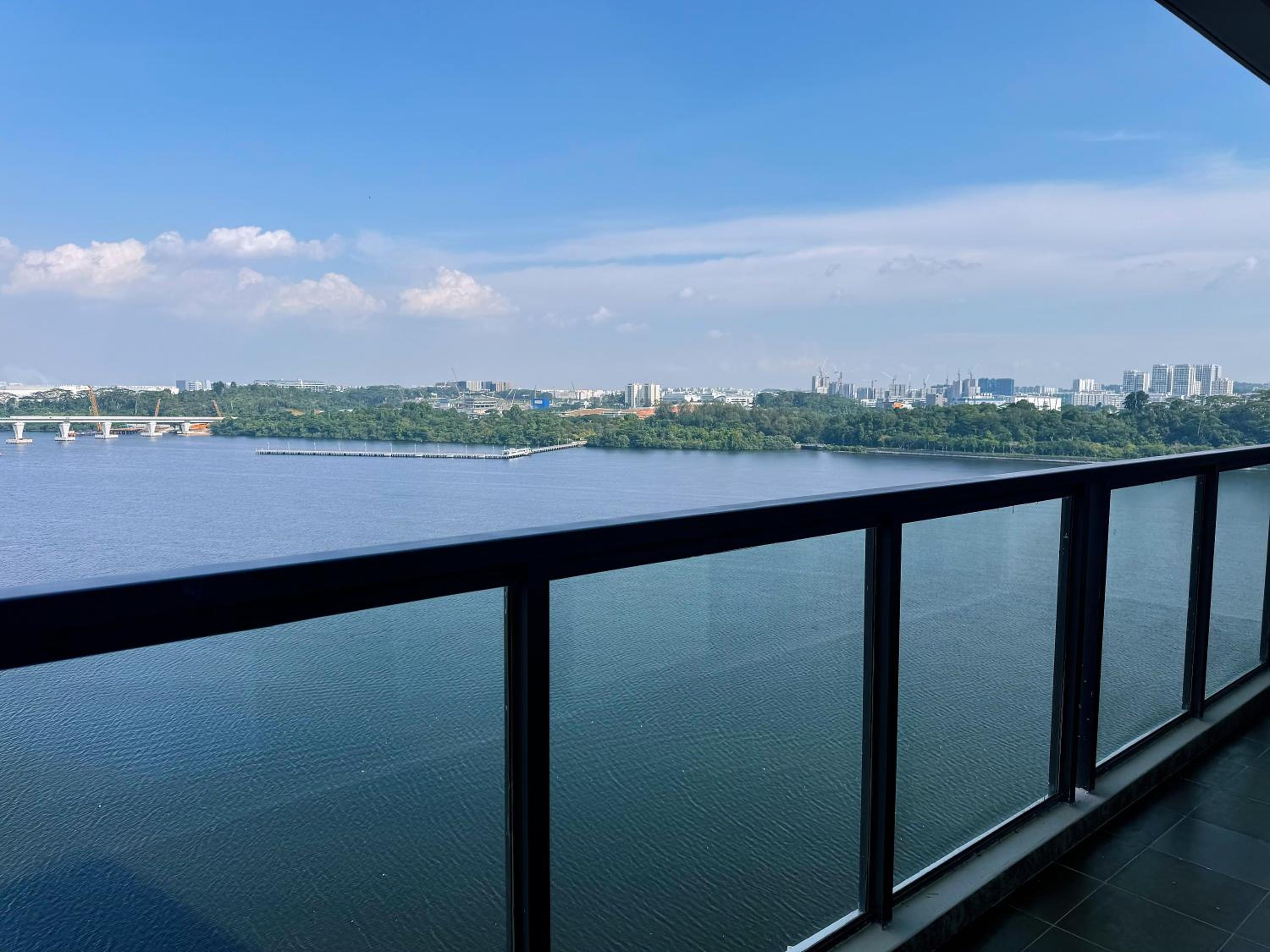 TheBess Hotel Tokyo is located adjacent to Singapore and offers a sea viewIt is a family business smart room with the sea view of Princess Bay富力公主湾