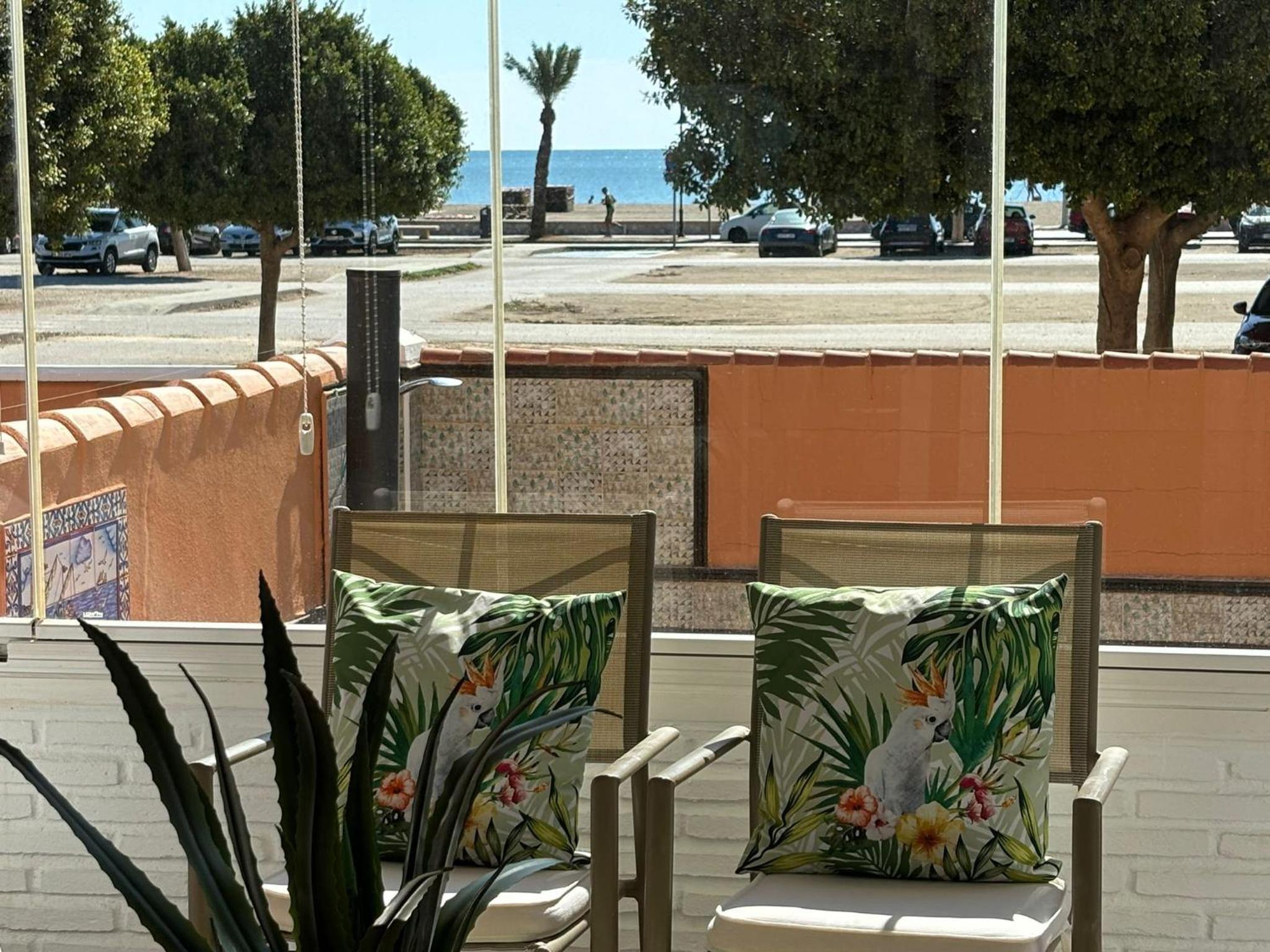Chalet con piscina privada en primera línea de playa