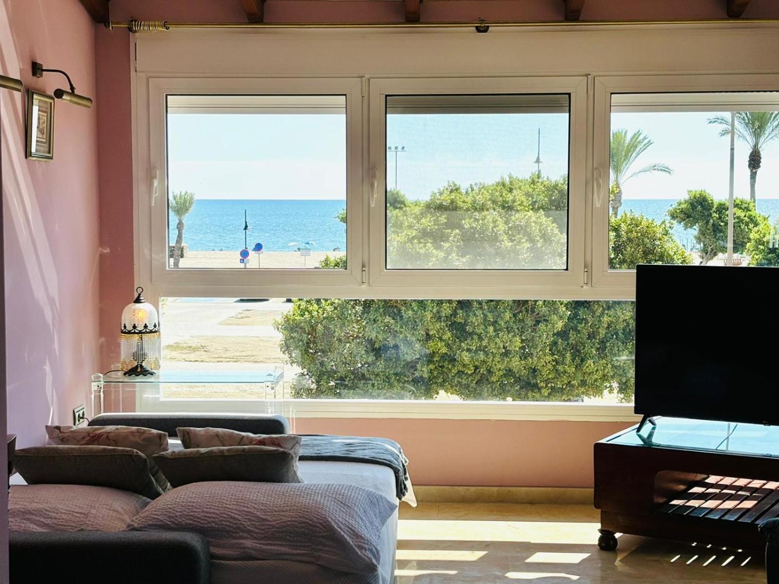 Chalet con piscina privada en primera línea de playa