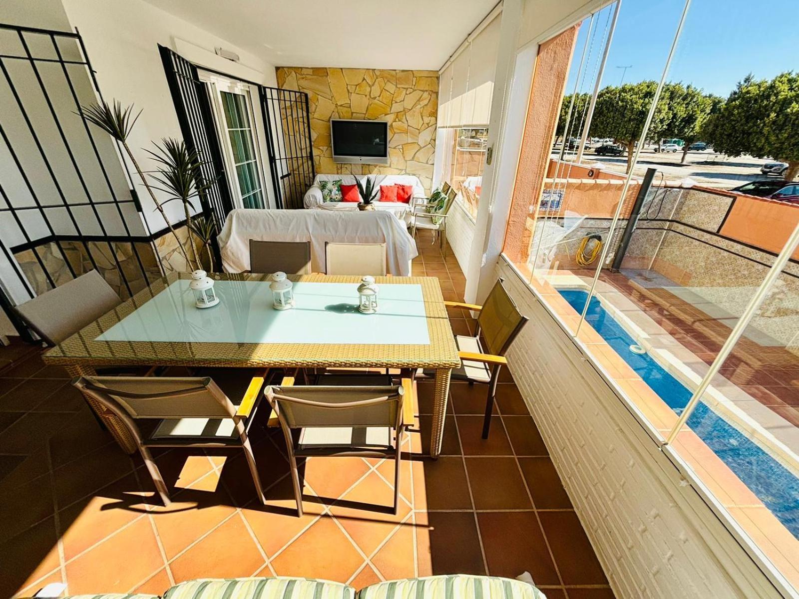 Chalet con piscina privada en primera línea de playa