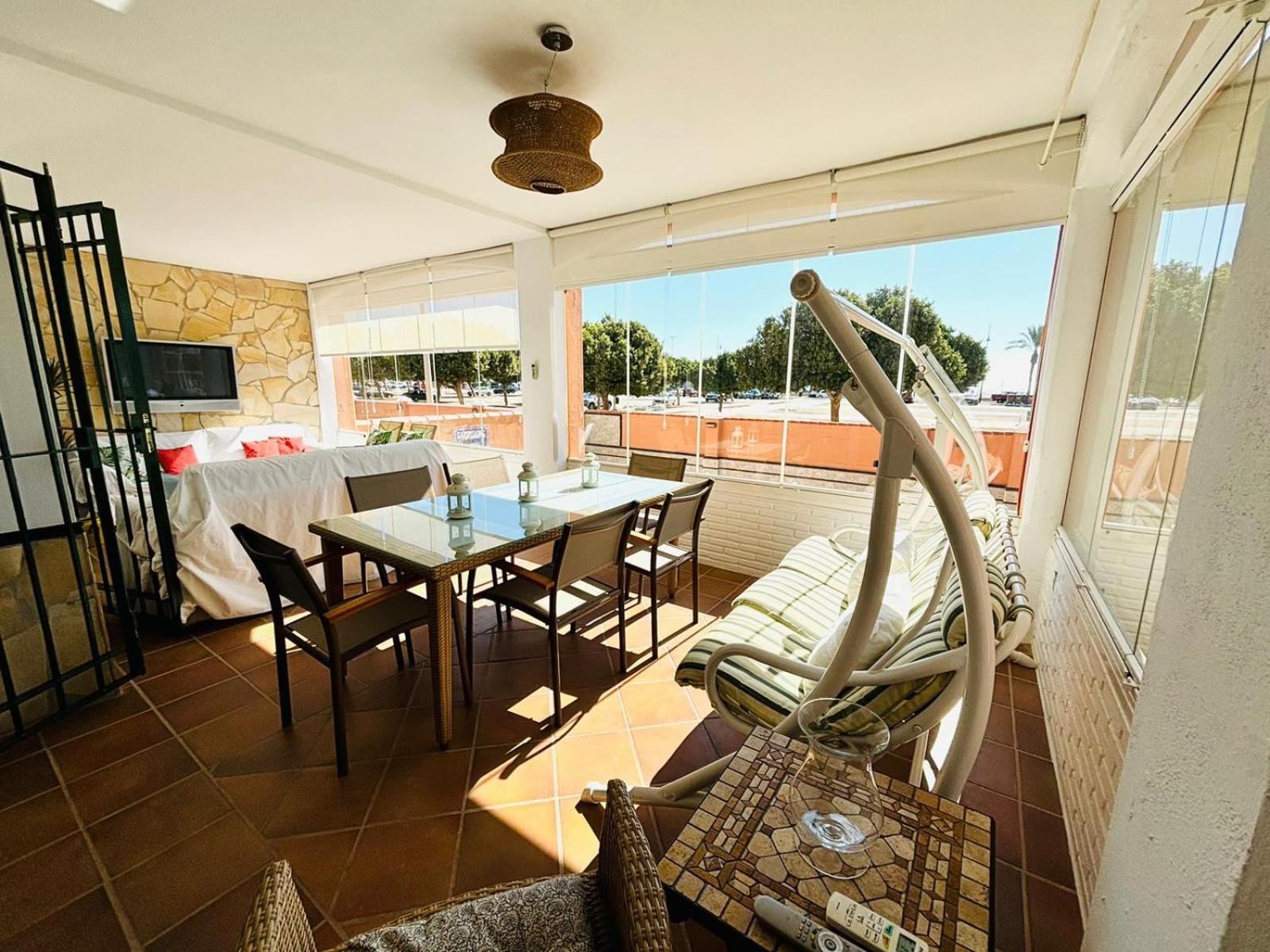 Chalet con piscina privada en primera línea de playa