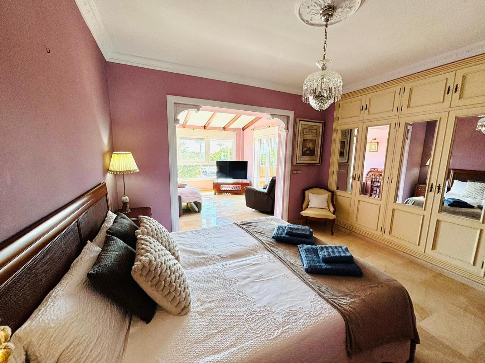 Chalet con piscina privada en primera línea de playa