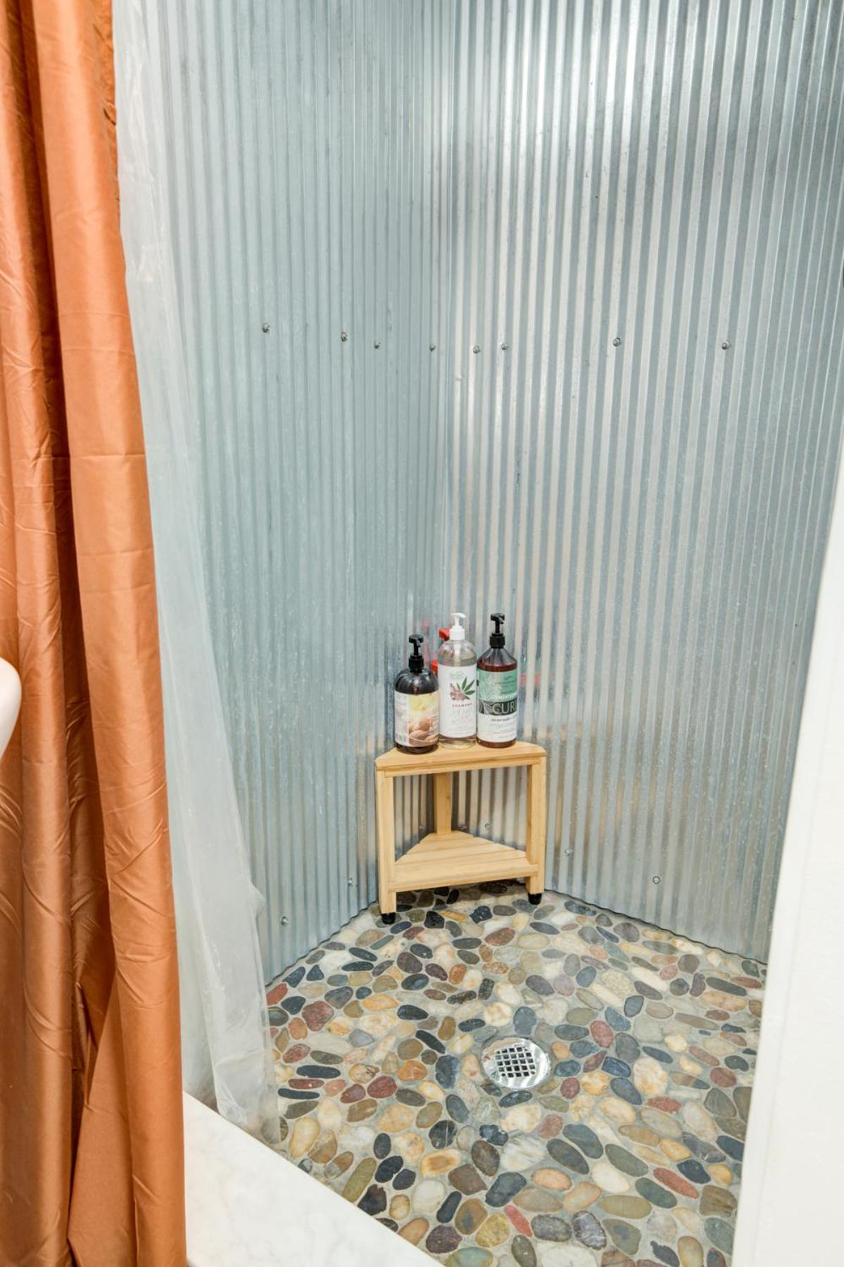Sleeps 5-6 Near RRG-Hot Tub-Nice Sunrise-Quiet