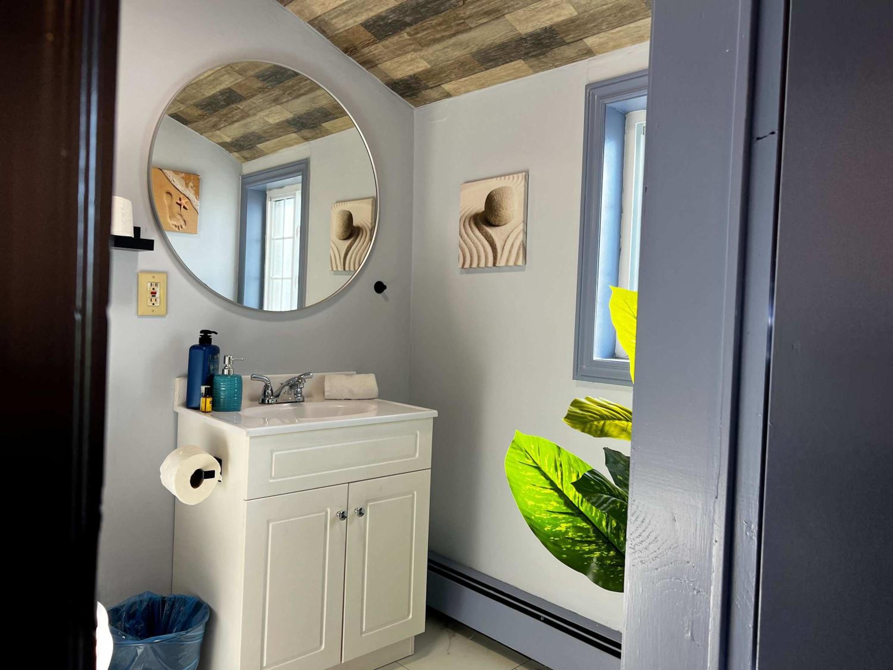 Blue Horizon Top-Floor Retreat with Nautical Vibes, Unit #2
