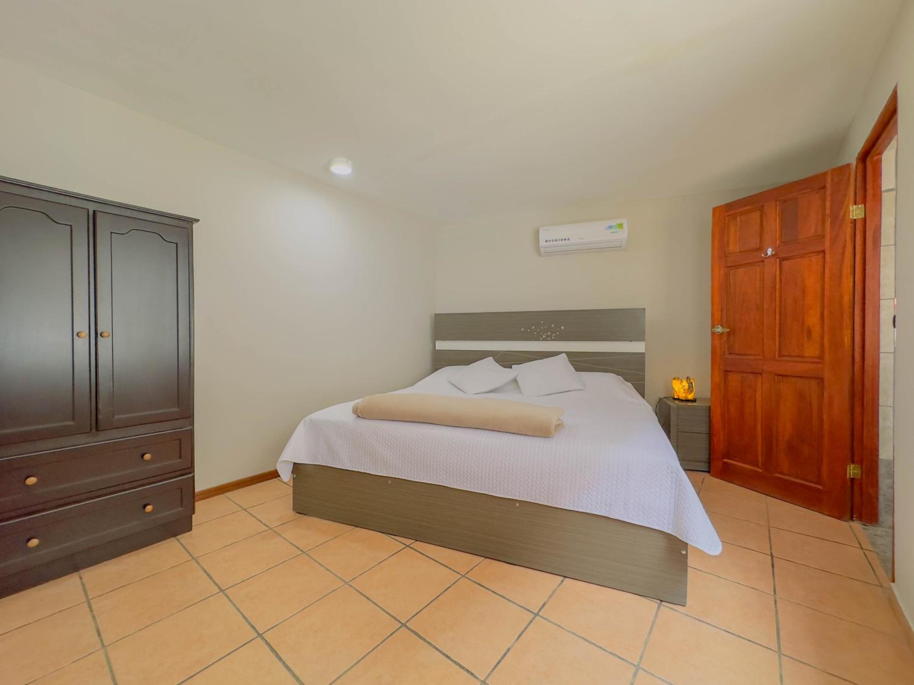 Happy House 4 Bed 3 Bath Private Pool
