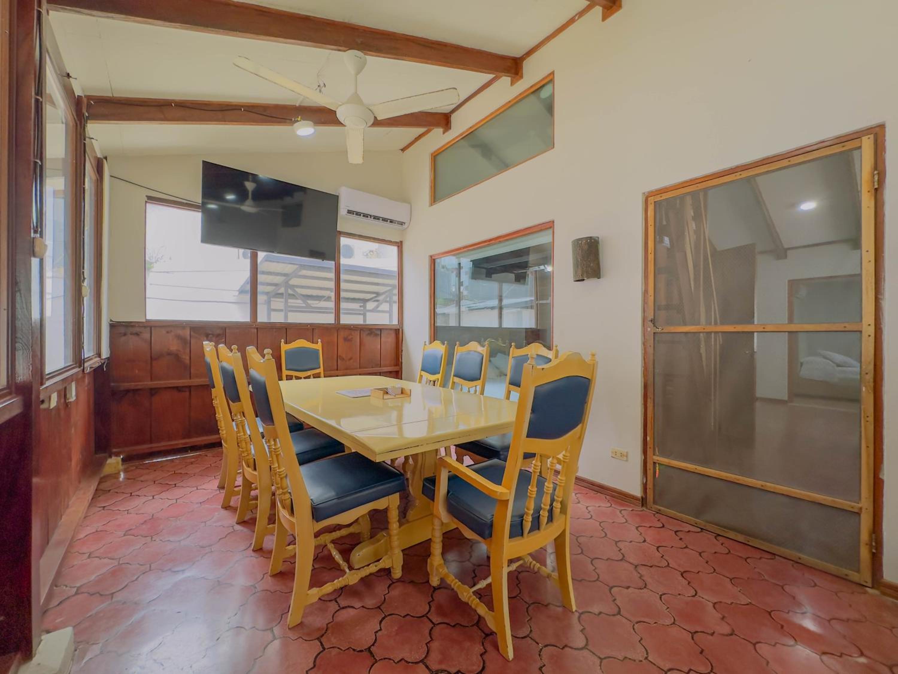 Happy House 4 Bed 3 Bath Private Pool