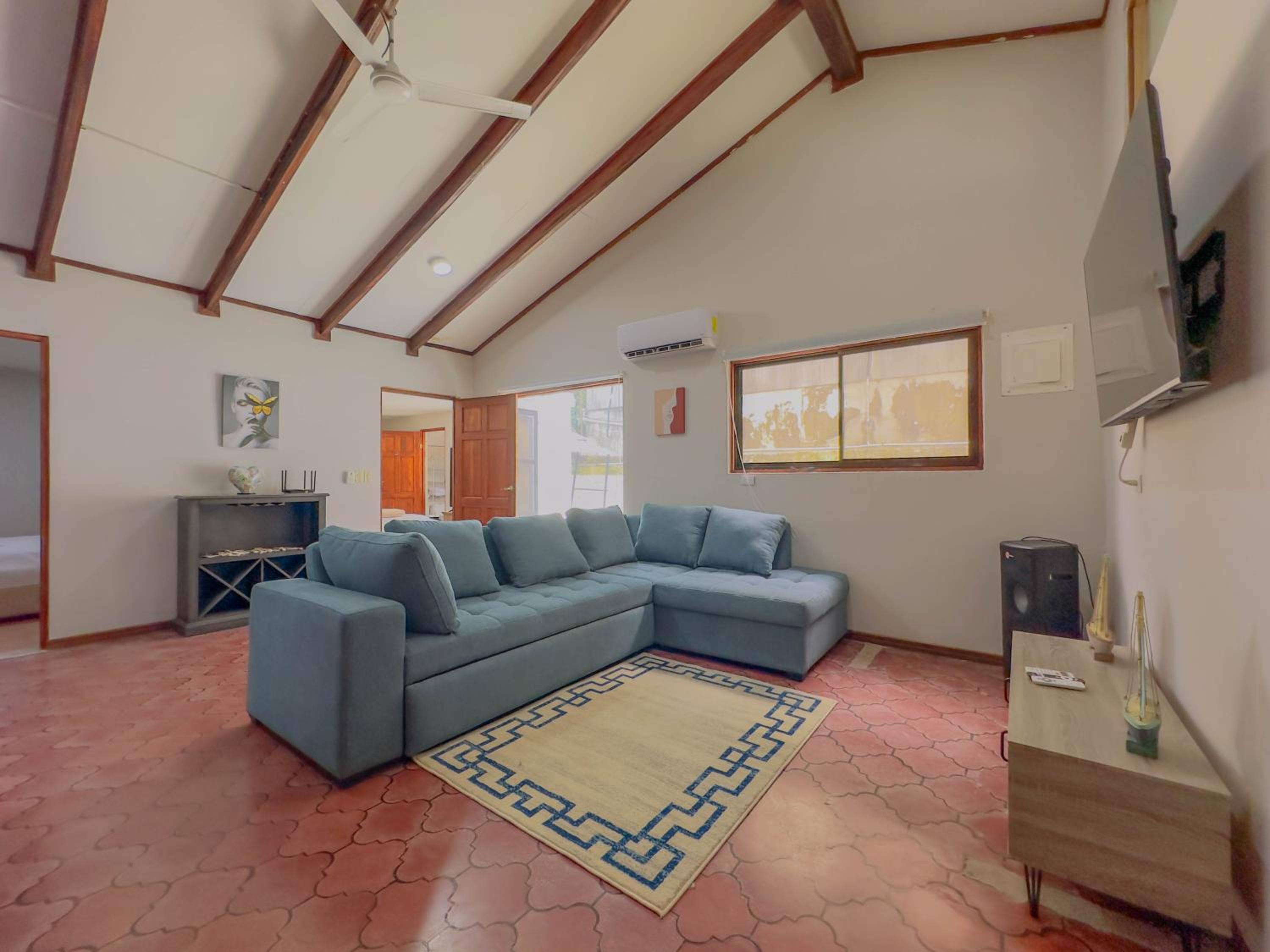 Happy House 4 Bed 3 Bath Private Pool