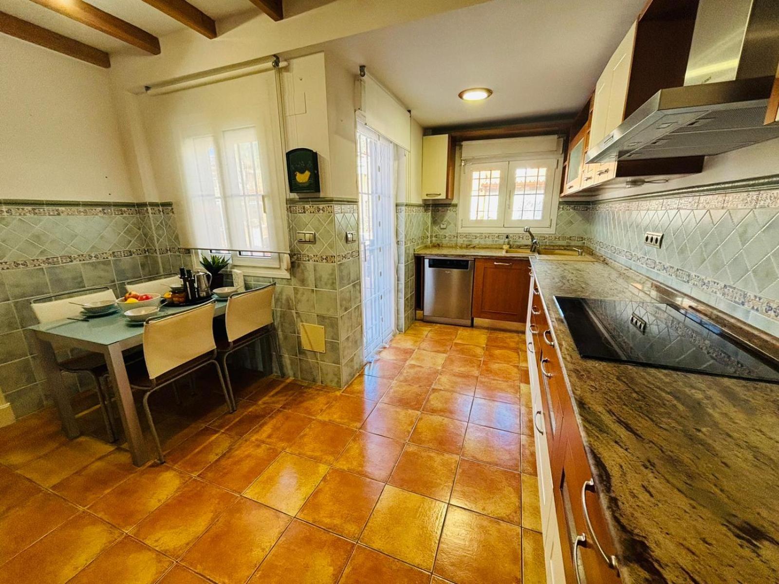Chalet con piscina privada en primera línea de playa