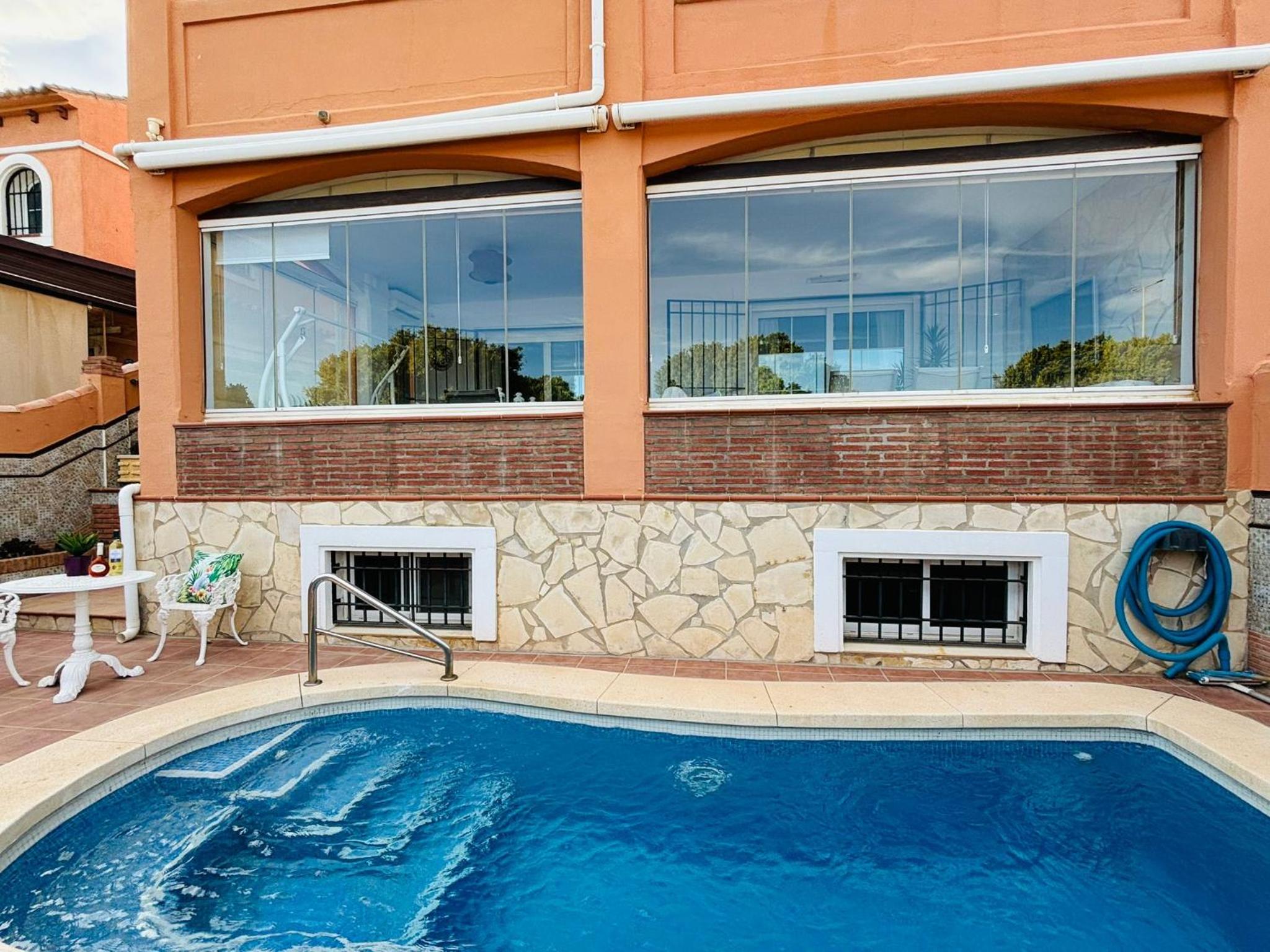 Chalet con piscina privada en primera línea de playa