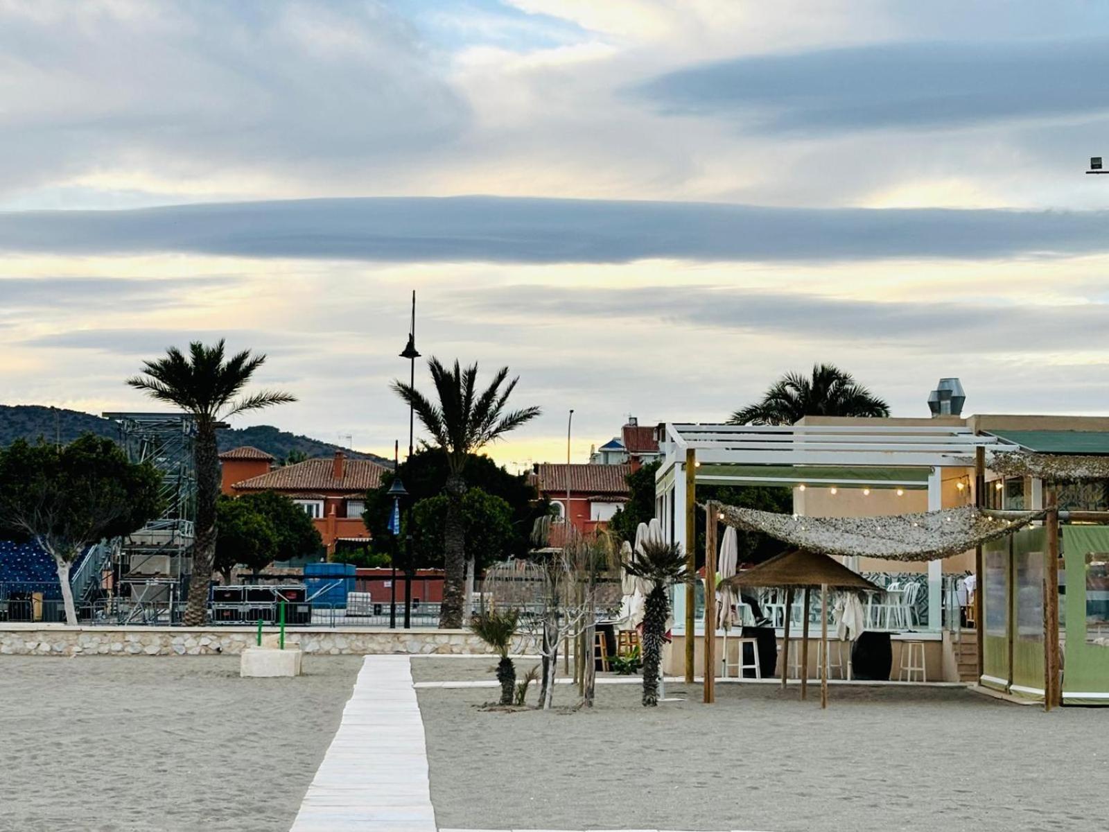 Chalet con piscina privada en primera línea de playa