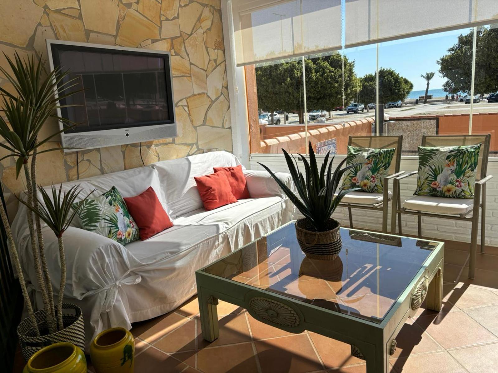 Chalet con piscina privada en primera línea de playa