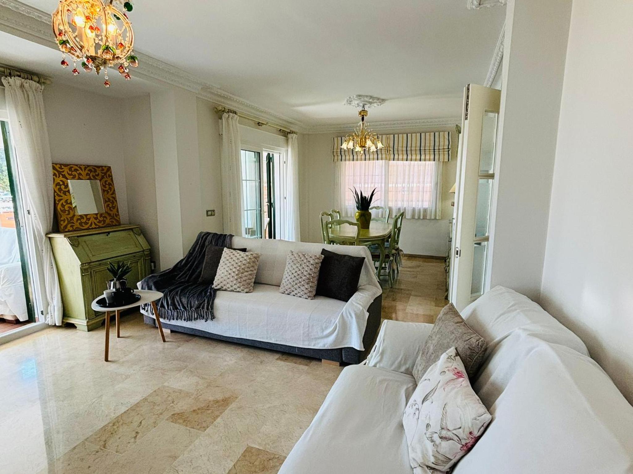 Chalet con piscina privada en primera línea de playa