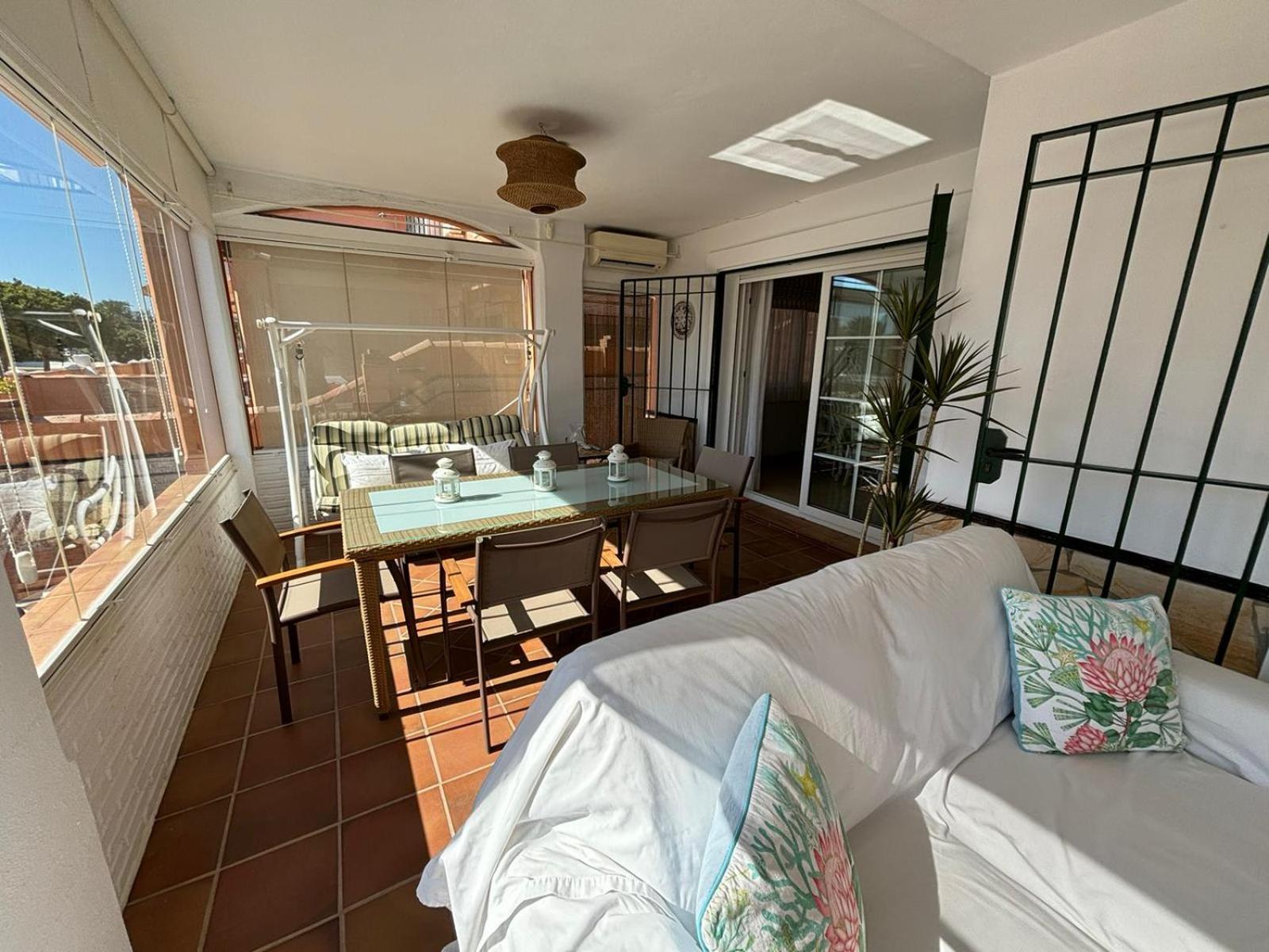 Chalet con piscina privada en primera línea de playa