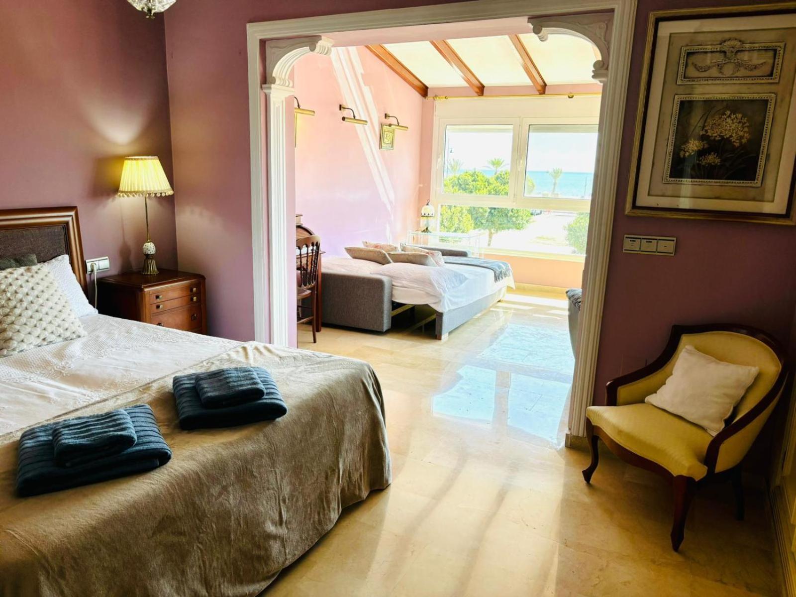 Chalet con piscina privada en primera línea de playa