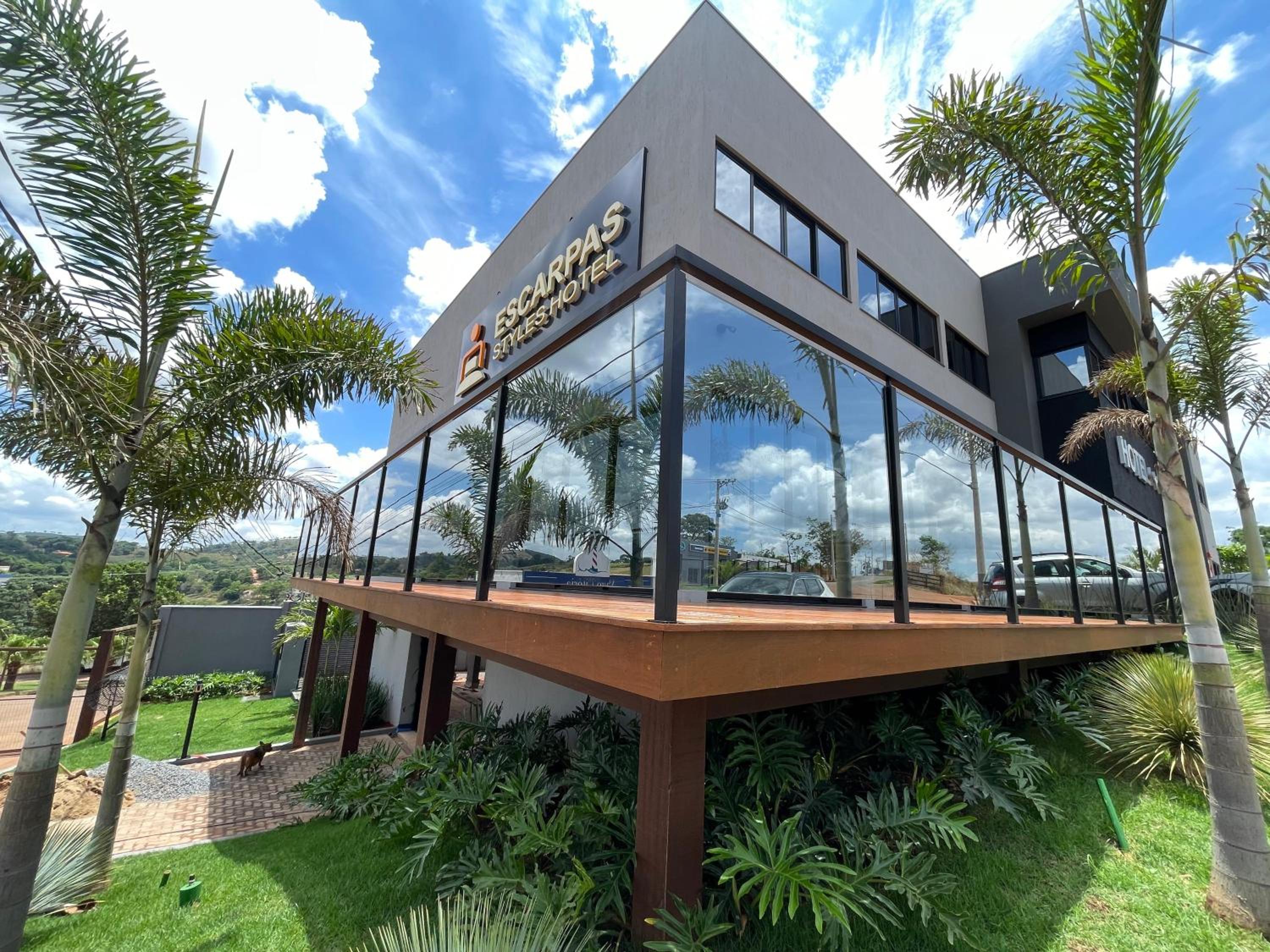 Hotel Escarpas Styles Hotel - Image 1