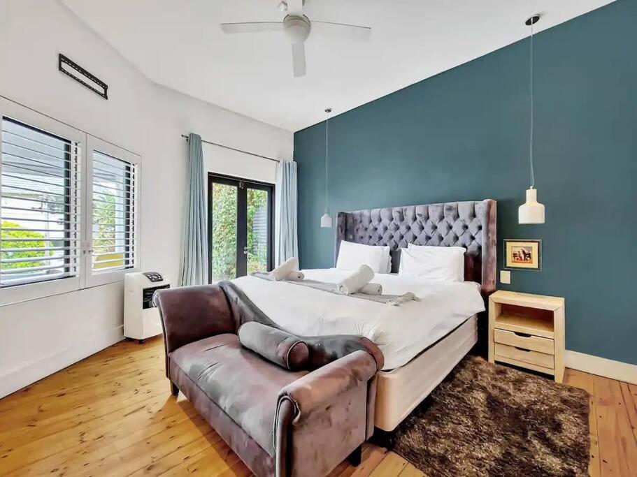 3 bedrooms , sleeps six heart of Cape Town view 2