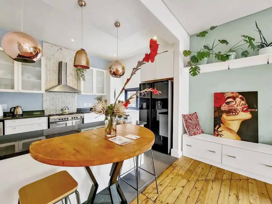 3 bedrooms , sleeps six heart of Cape Town view 3